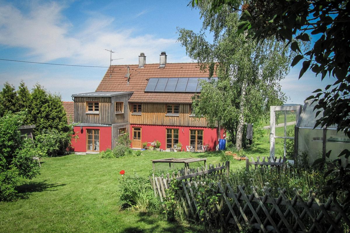 Blick auf das Haus vom Garten
