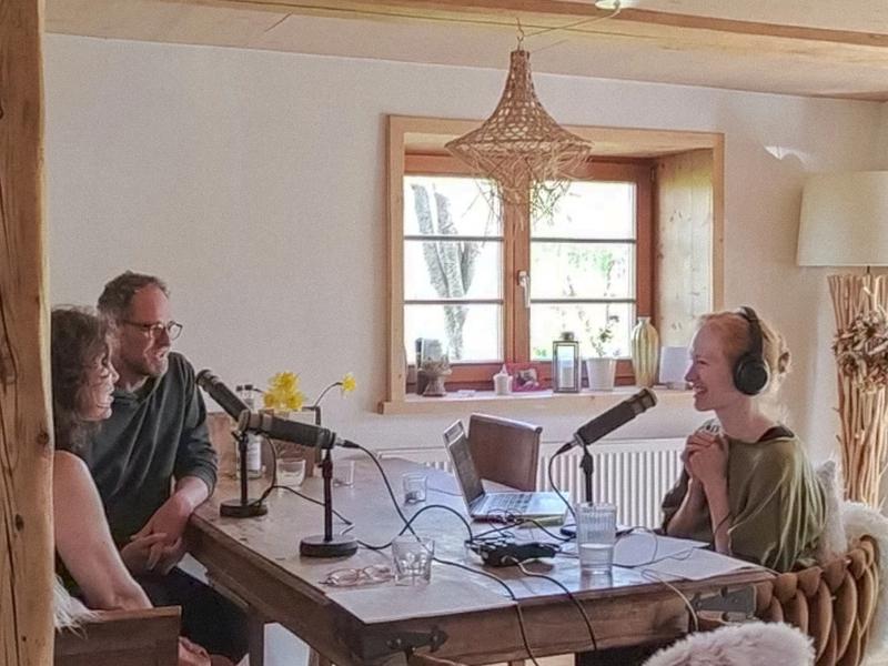 Podcastaufnahme am Küchentisch