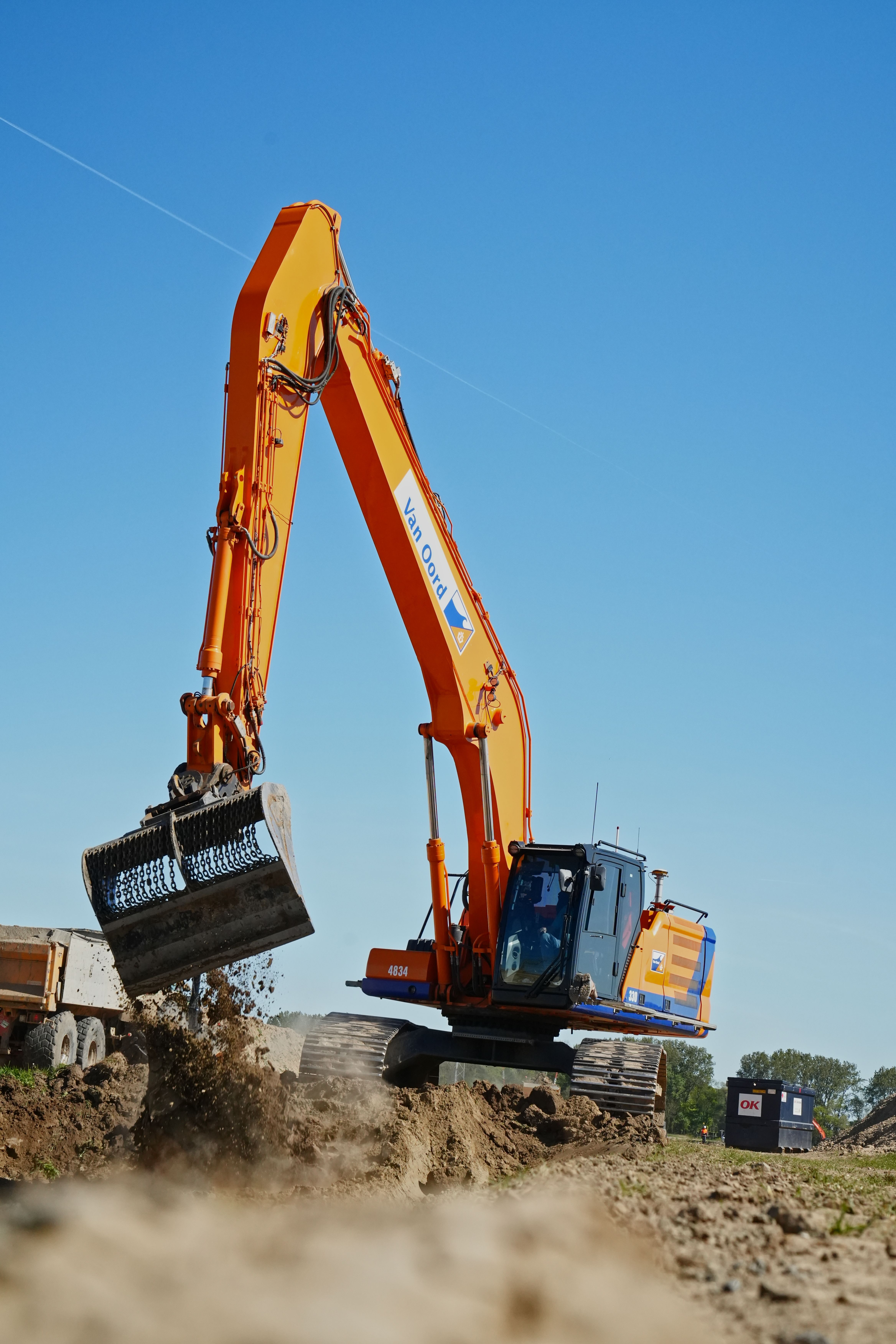 CAT 330 front