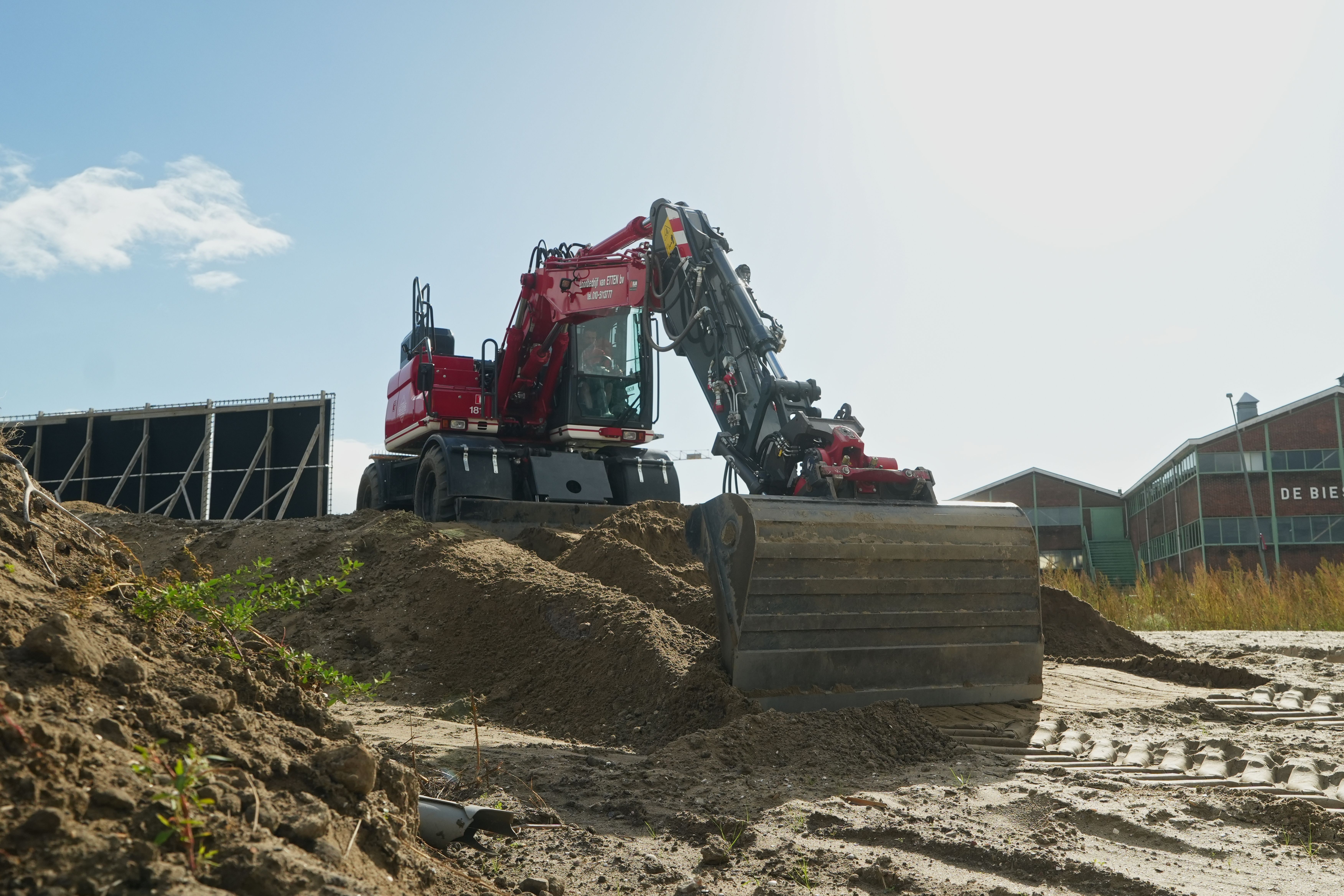 DX140-7 outside