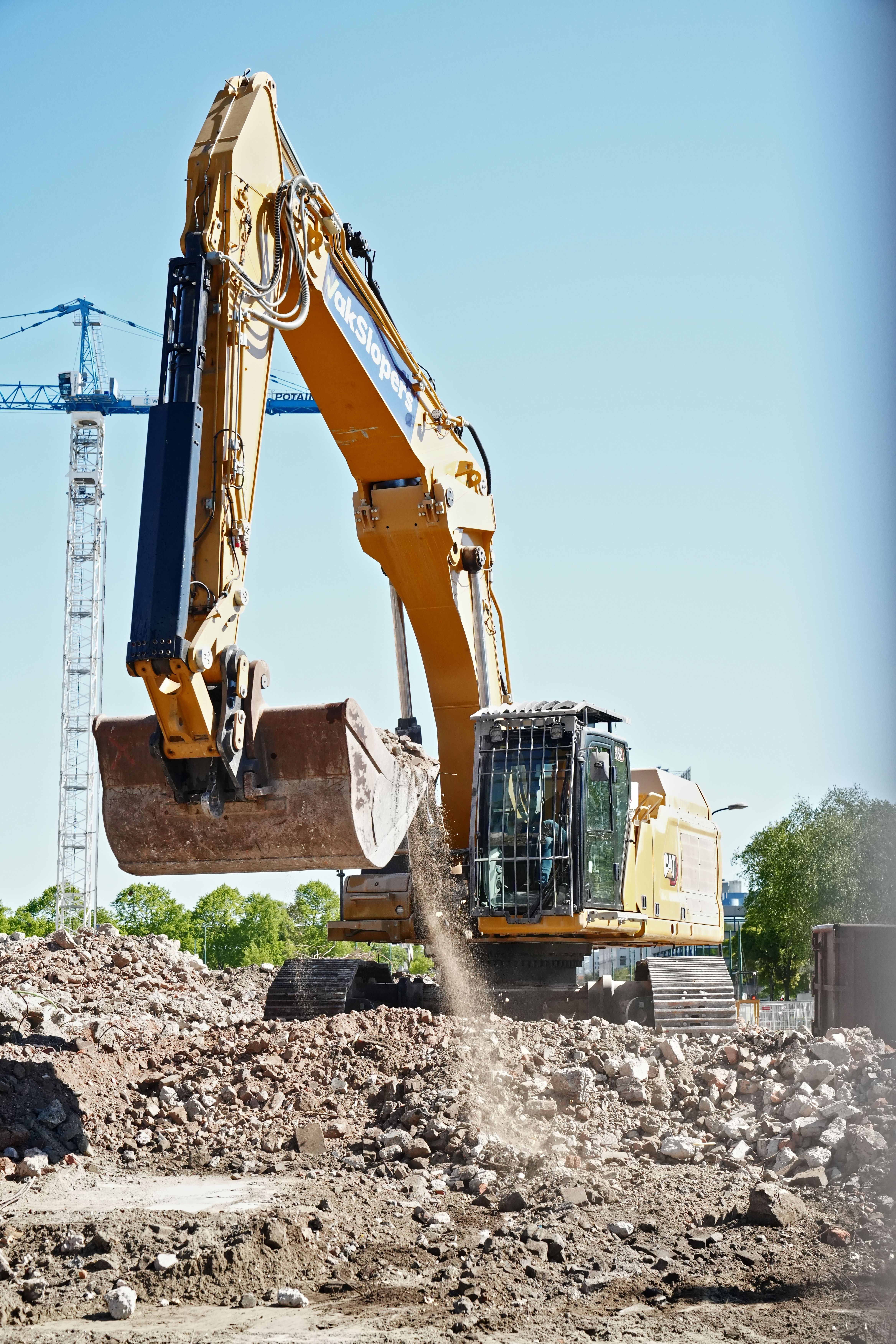 CAT 352 UHD shot 1