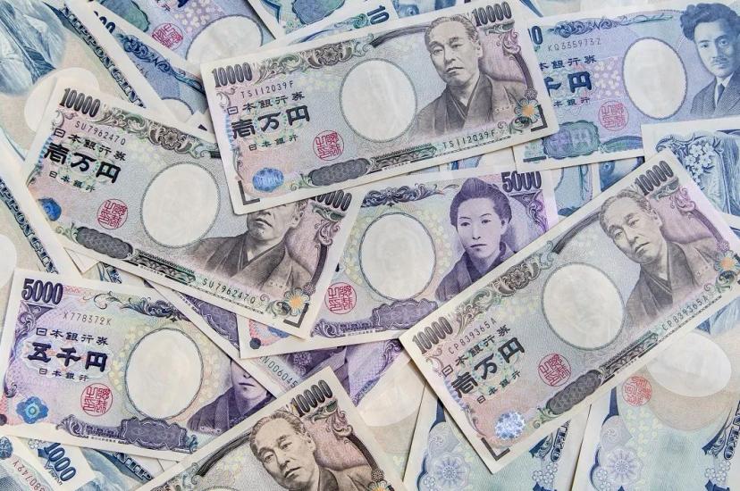 انخفاض الين متحدياً التحول التاريخي لبنك اليابان 