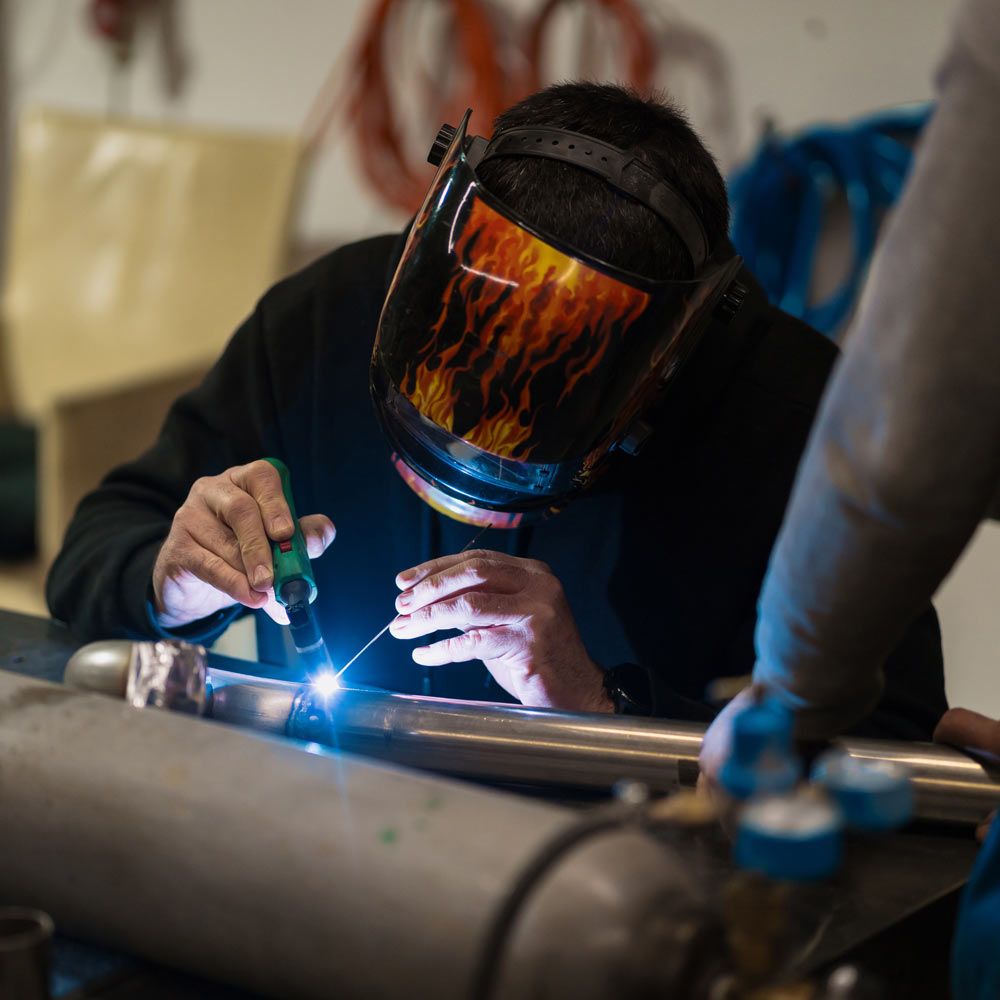 Técnico da MXM realizando instalação de tubulação em aço inox