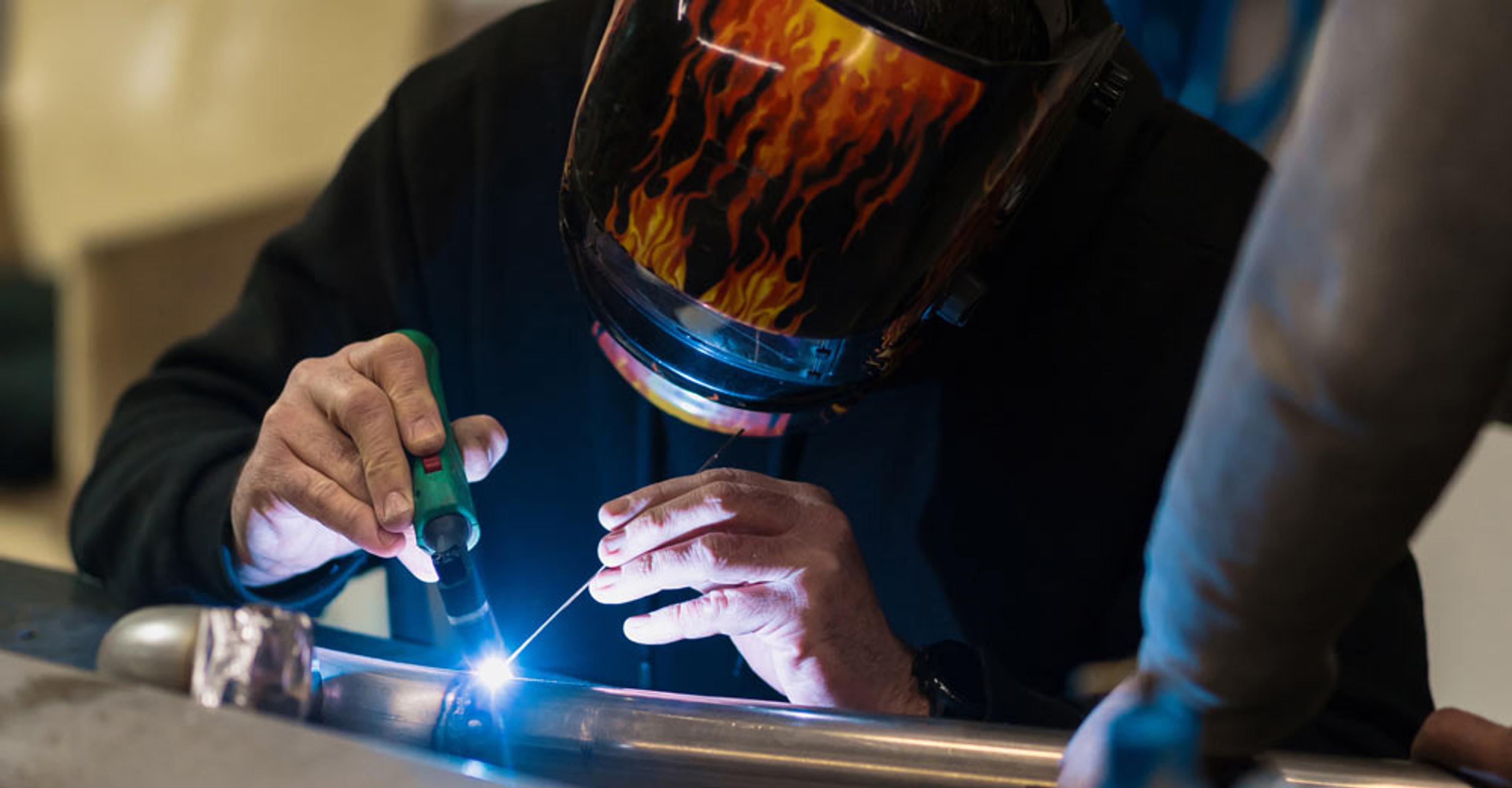 Técnico da MXM realizando instalação de tubulação em aço inox