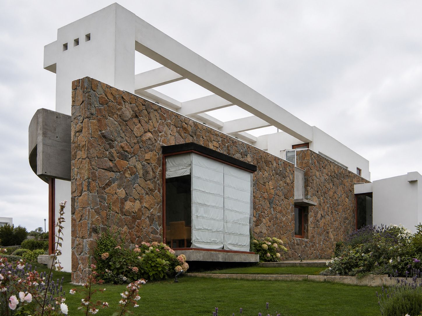 Casa J - 16 | Residential architecture · Román y Basualto Arquitectos — image 6