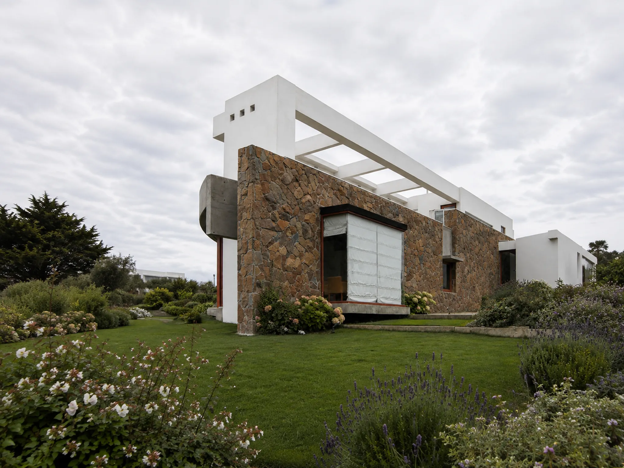 Casa J - 16 — Román y Basualto Arquitectos