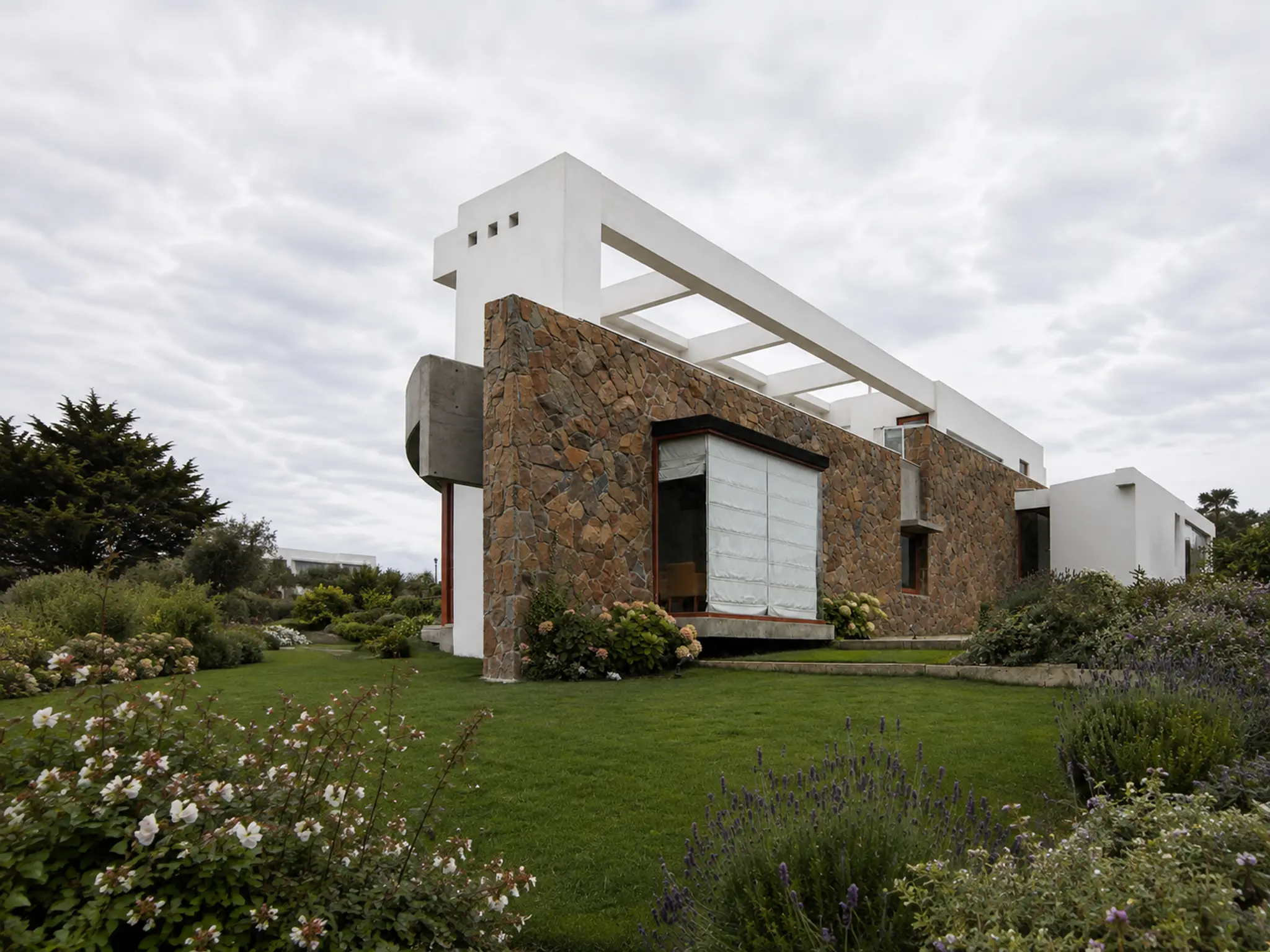 Casa J - 16 — Román y Basualto Arquitectos