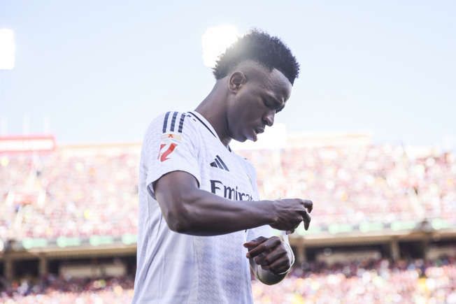 Vinícius Jr. Commits to Real Madrid Amidst Saudi Interest and Internal Tensions
