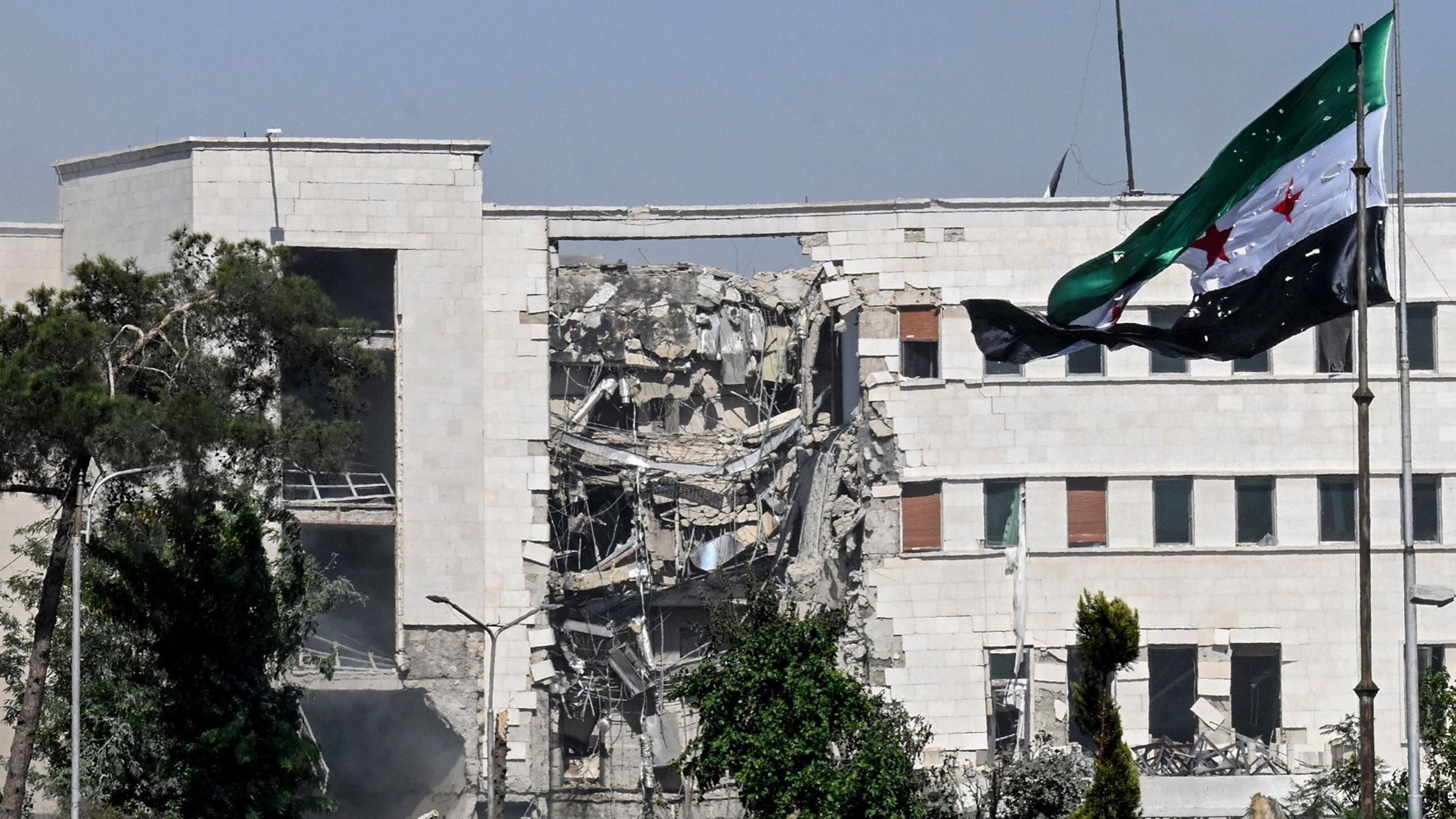 Powerful Israeli Strikes Shake Damascus Amid Fierce Clashes in Southern Syria