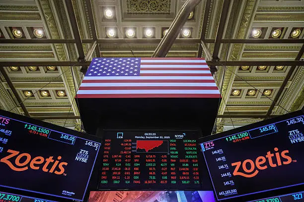 Dollar Slips Against Euro and Swiss Franc as Markets React to Fed Speeches