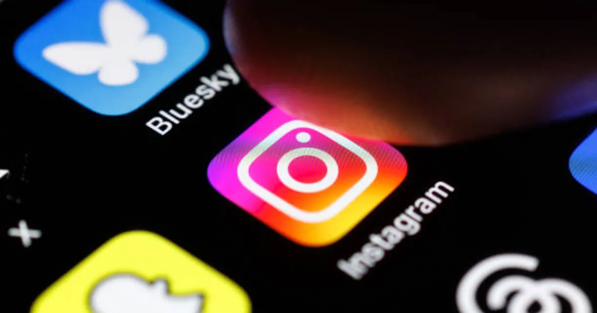 US senators urge probe of scam ads on Facebook and Instagram