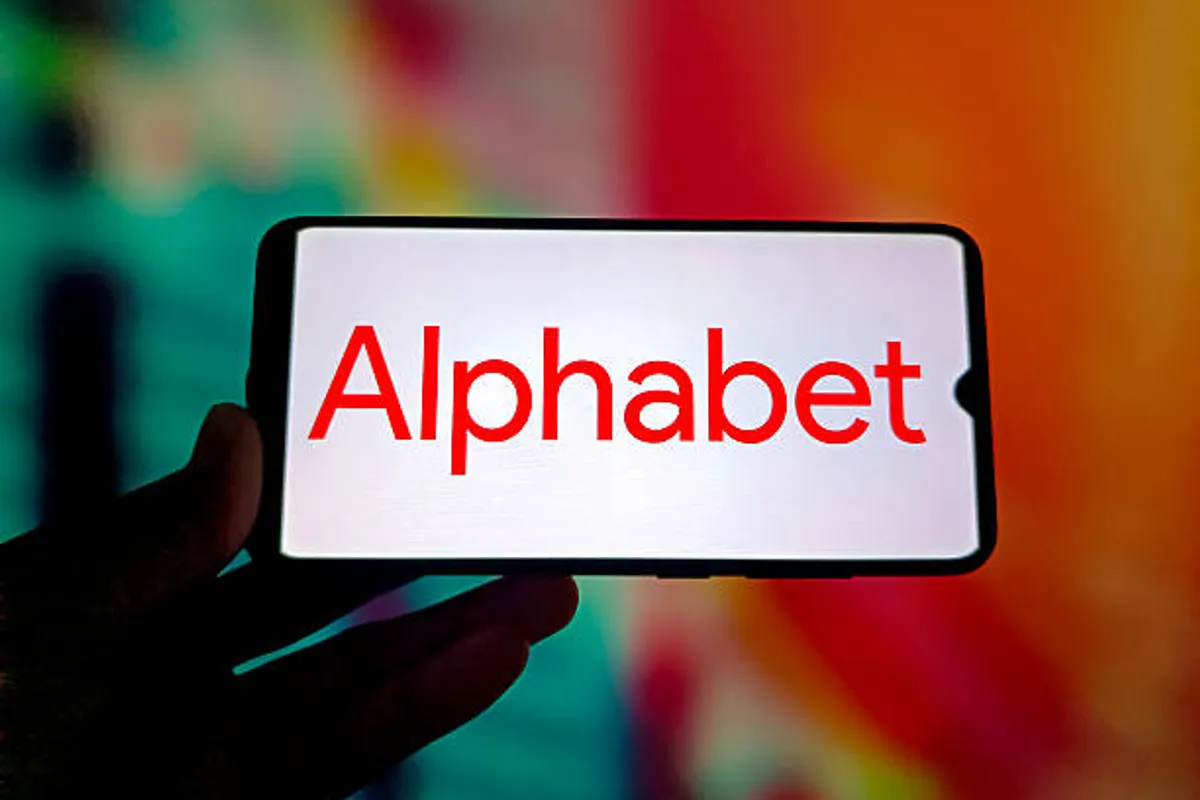 Tech Giants Ramp Up AI Spending, But Alphabet’s Cash Flow Wins Investor Favor