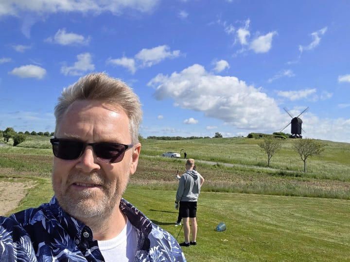 Laid Off After 23 Years, Former Microsoft Employee Still Shows Up to Work Out of Loyalty to Team and Customers