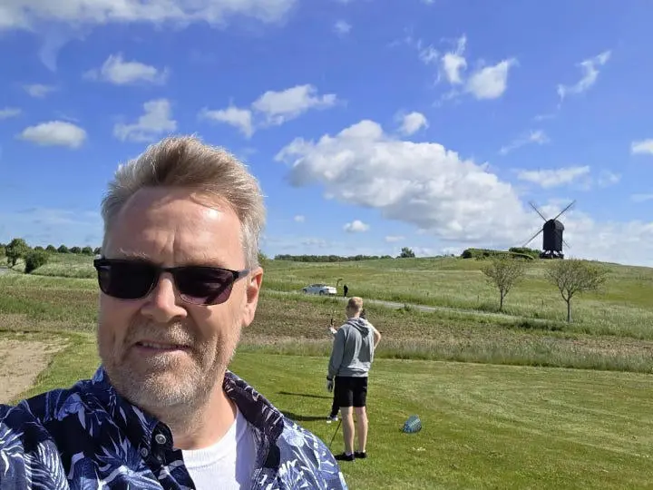 Laid Off After 23 Years, Former Microsoft Employee Still Shows Up to Work Out of Loyalty to Team and Customers