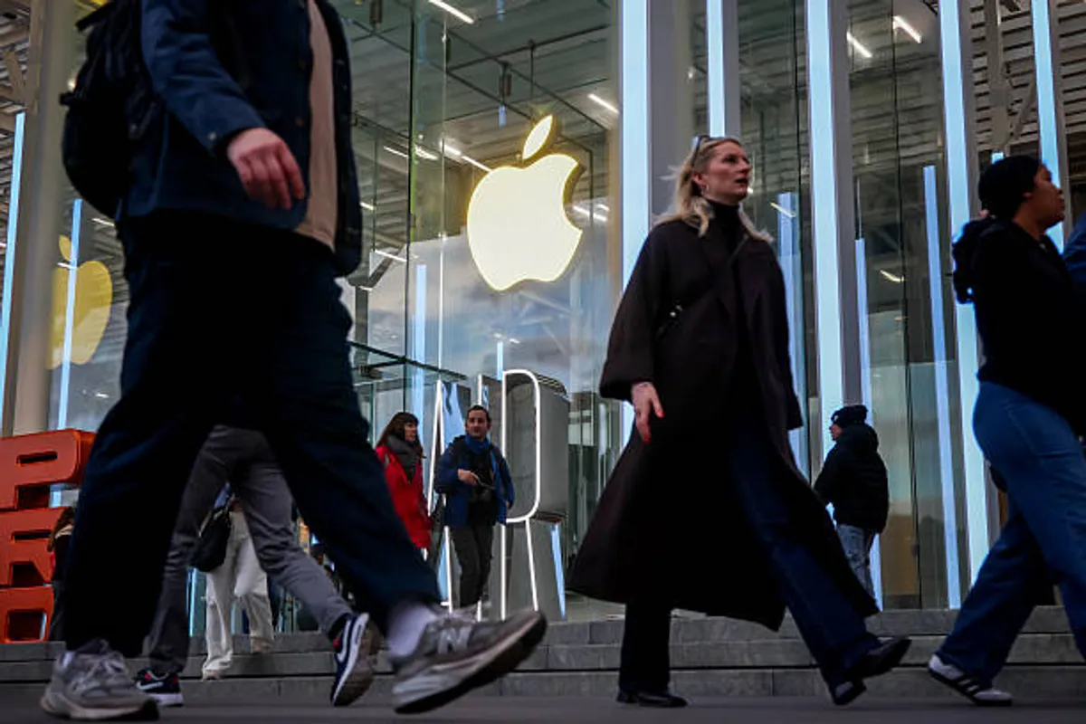 Apple Shares Rise as Holiday iPhone Forecast Eases Supply-Worry