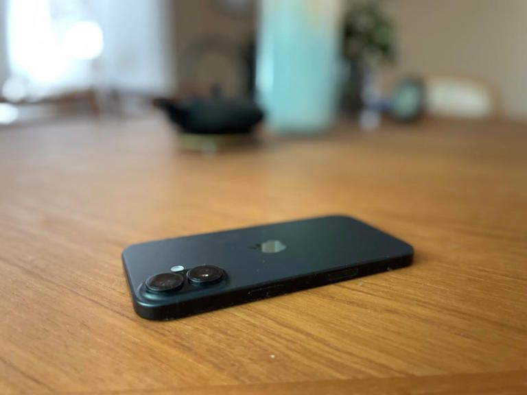 3 Reasons Some Smartphone Users Always Keep Their Devices Facedown