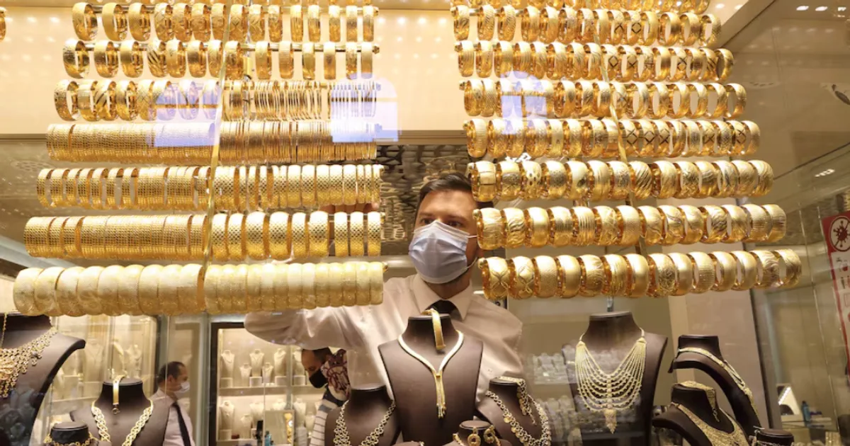Gold Surpasses $4,000 as Investors Flee to Safety