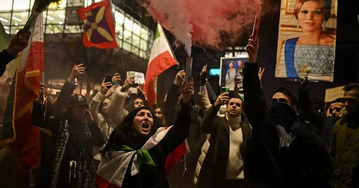 Trump Weighs Tough Response to Iran Protest Crackdown as Tehran Signals Talks With U.S.