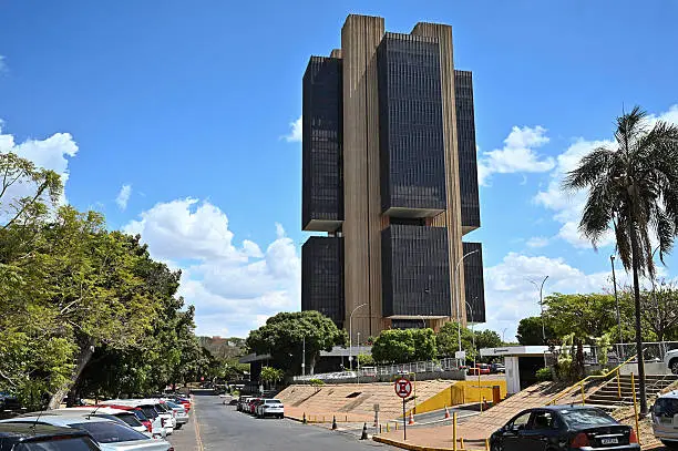 Brazil Holds Interest Rates Steady at 15%, Signals Long Pause Ahead