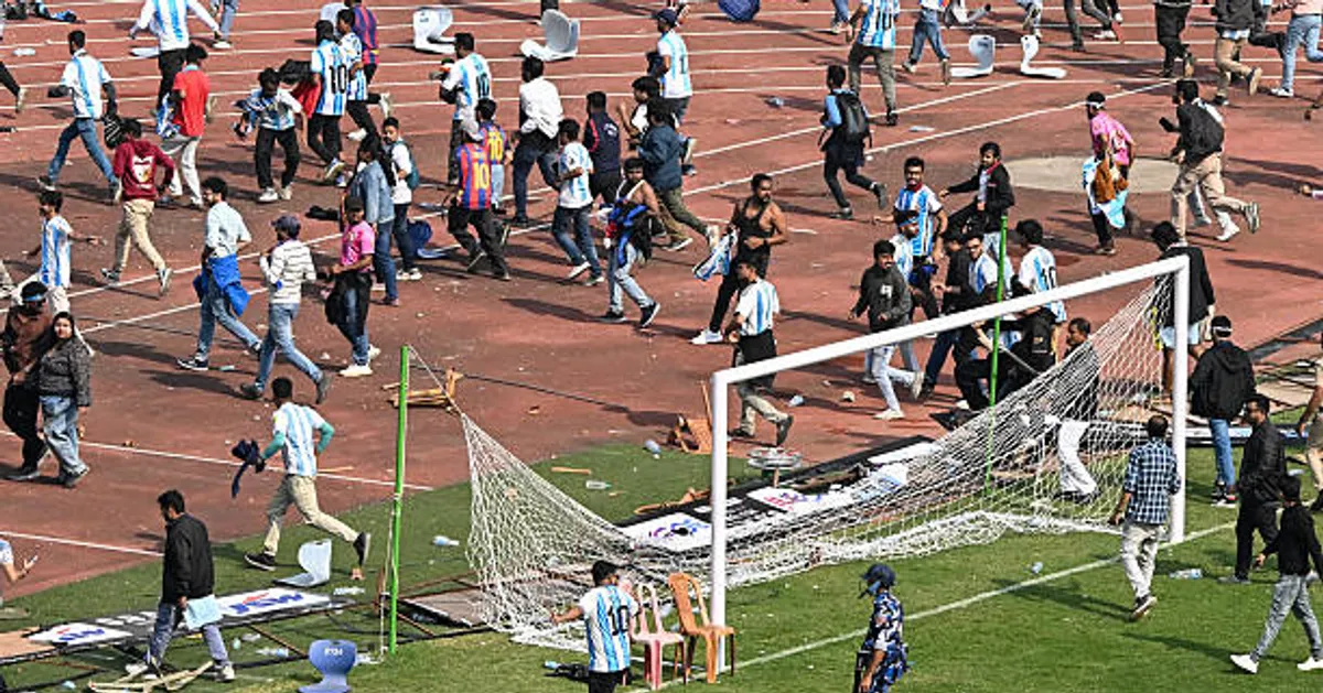 Fans Throw Objects Onto Pitch During Messi Appearance at Kolkata’s Salt Lake Stadium
