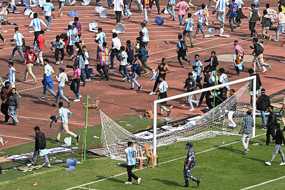 Fans Throw Objects Onto Pitch During Messi Appearance at Kolkata’s Salt Lake Stadium