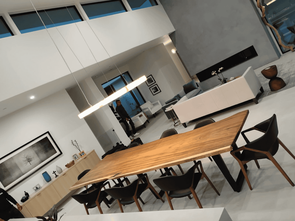 Modern furniture and traditional furniture blend seamlessly in a stylish living room