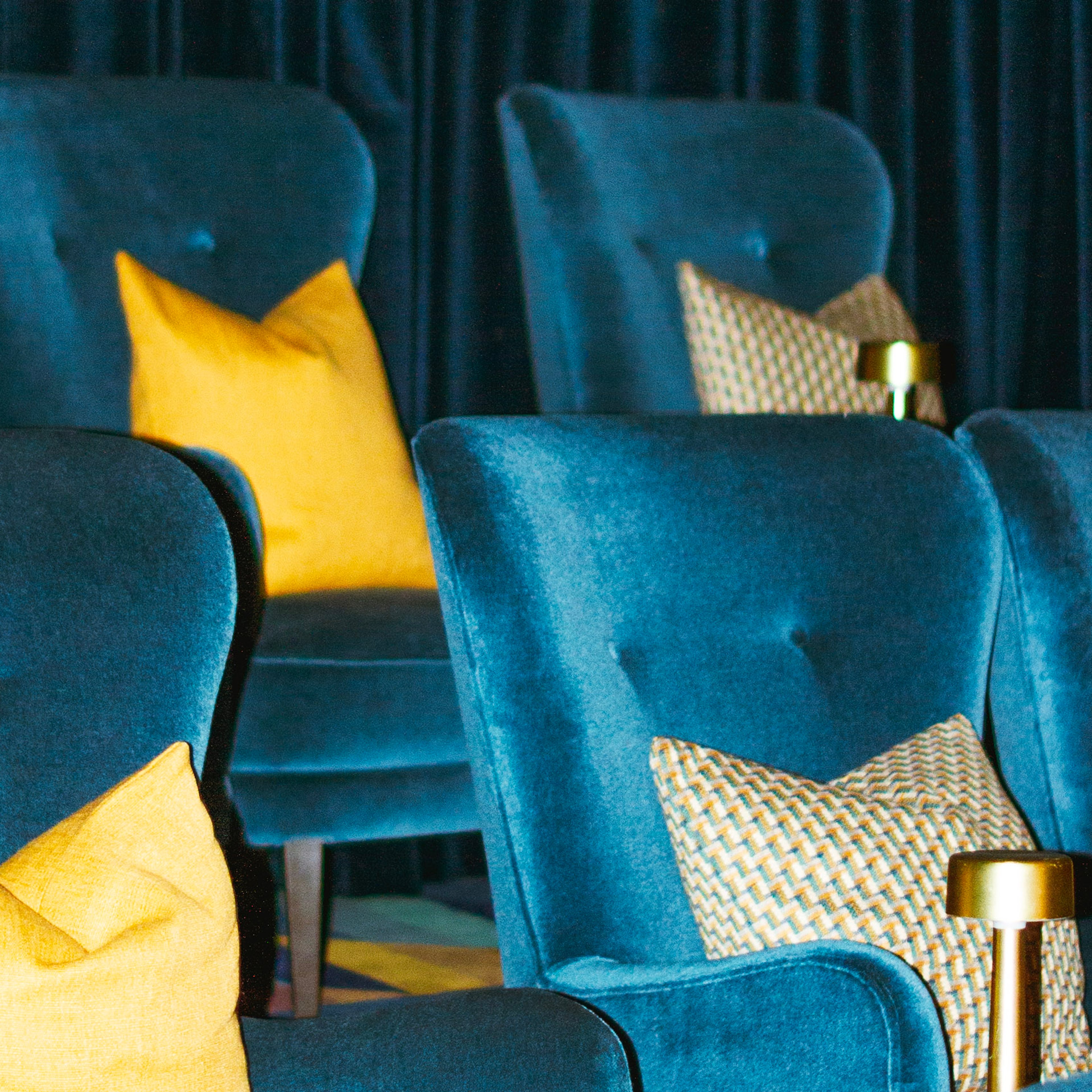 Biosalong med blå fåtöljer och gula kuddar