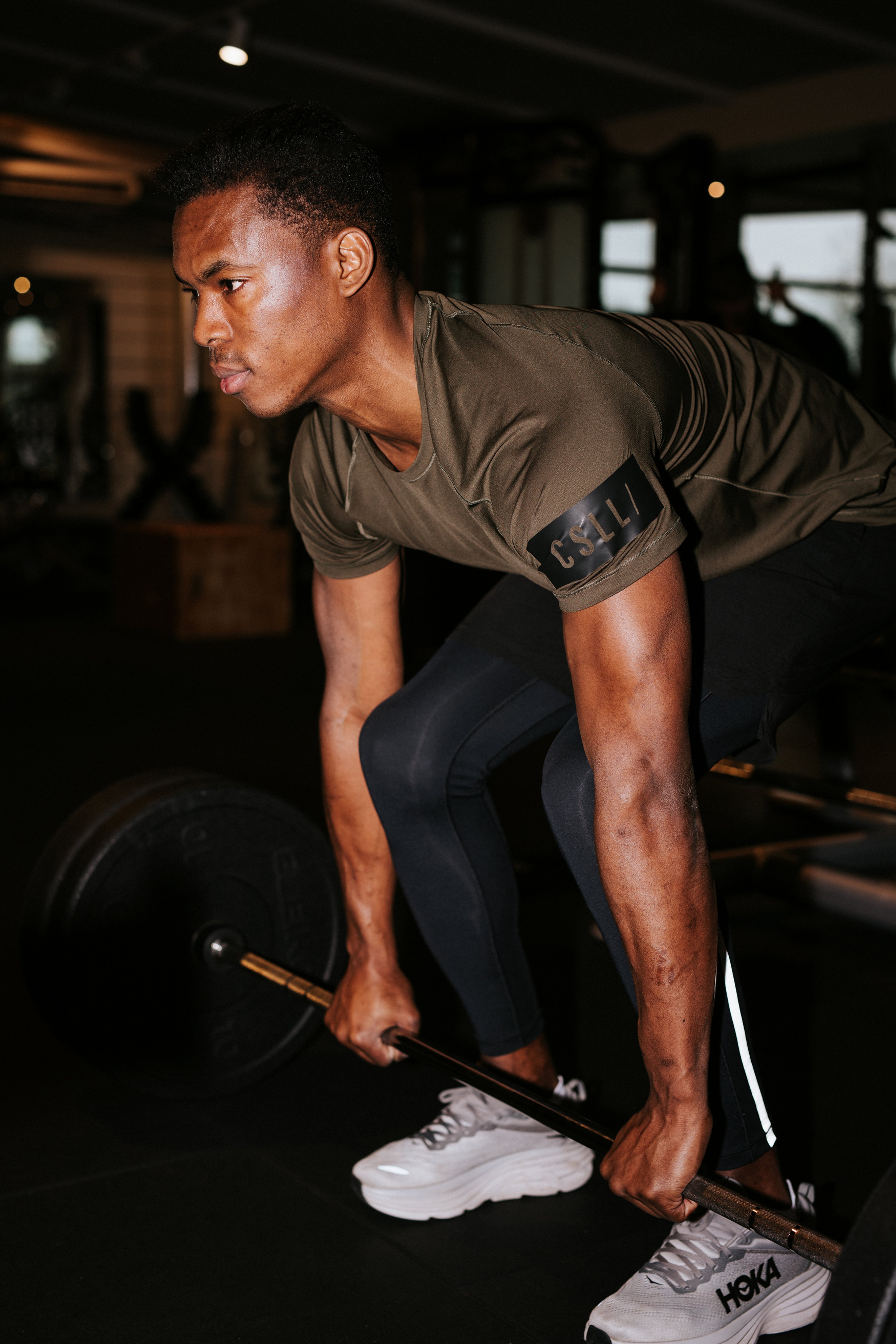 En grupp praktiserar yoga i vår yogasal
