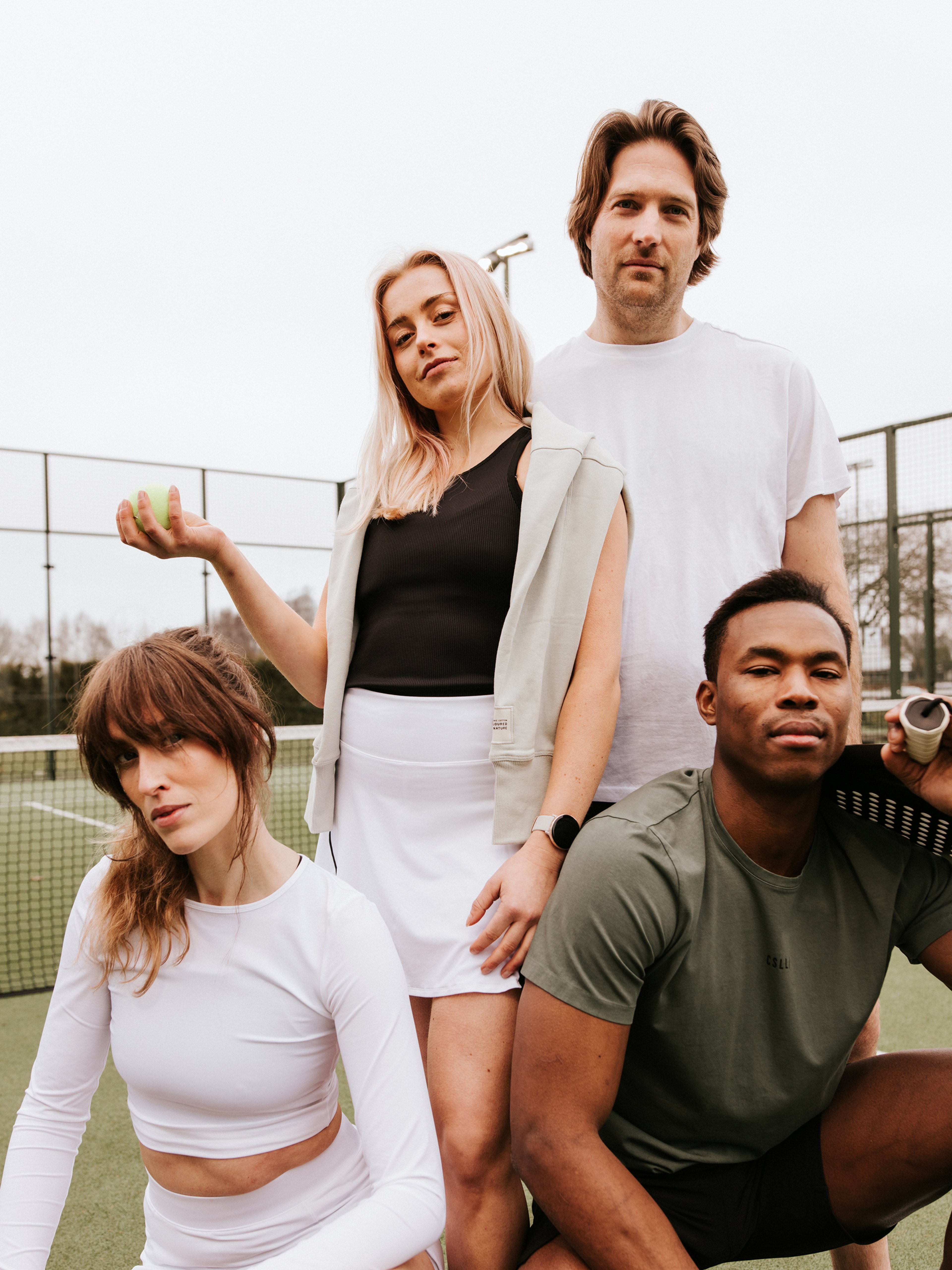 Fyra personer på en padelbana