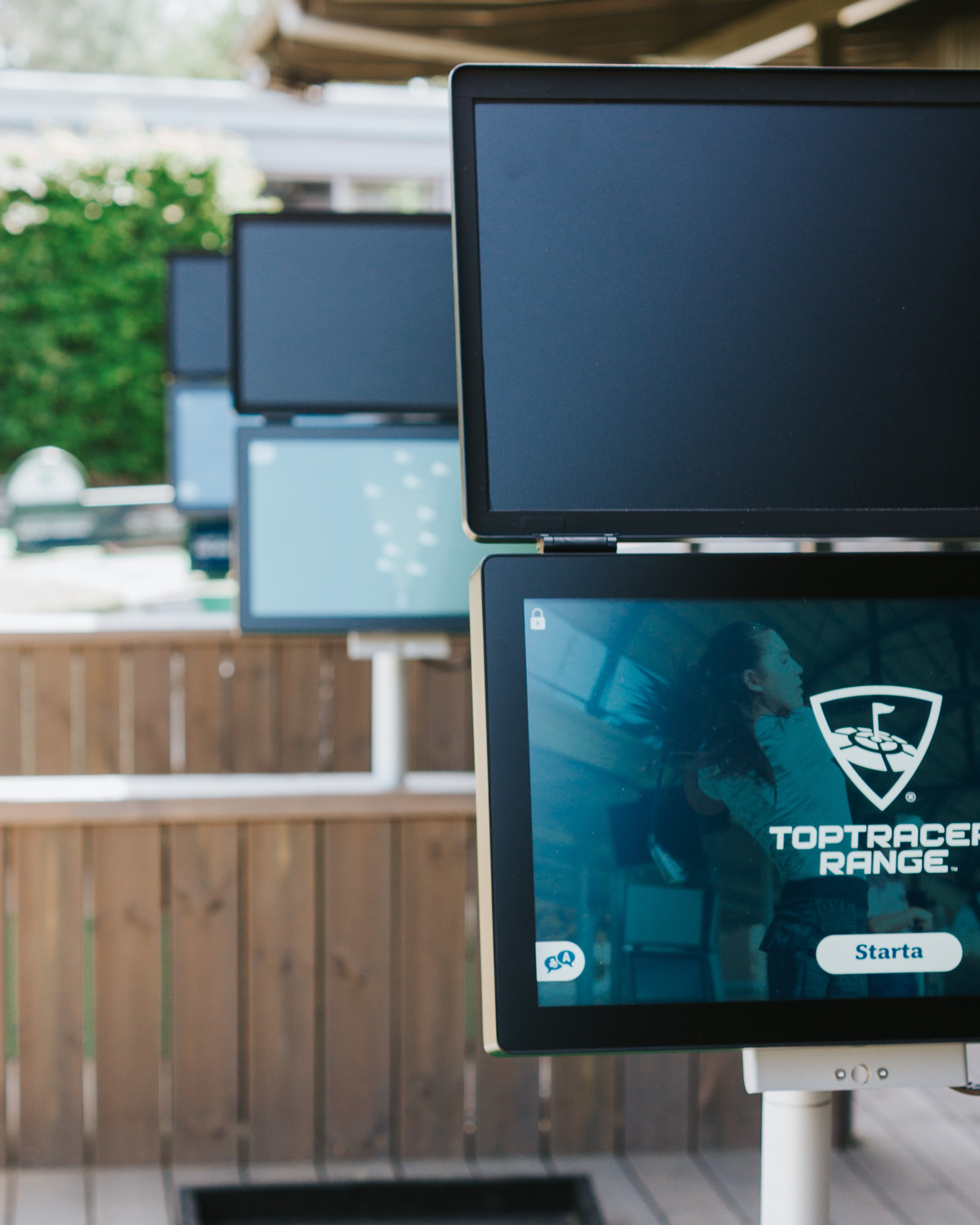 Närbild på golfbollar och en golfklubba på driving range