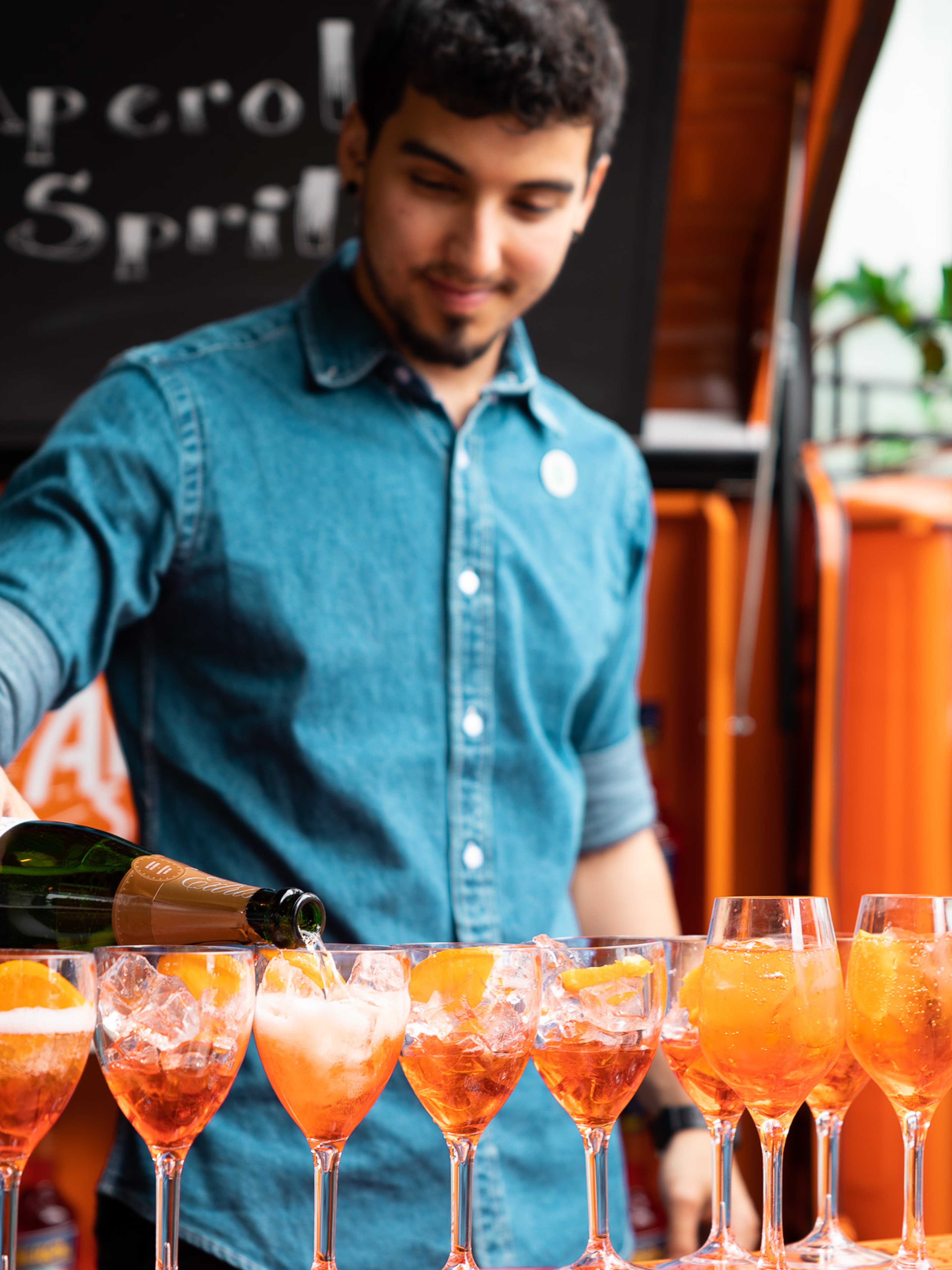 Bartender som häller upp Aperol Spritz