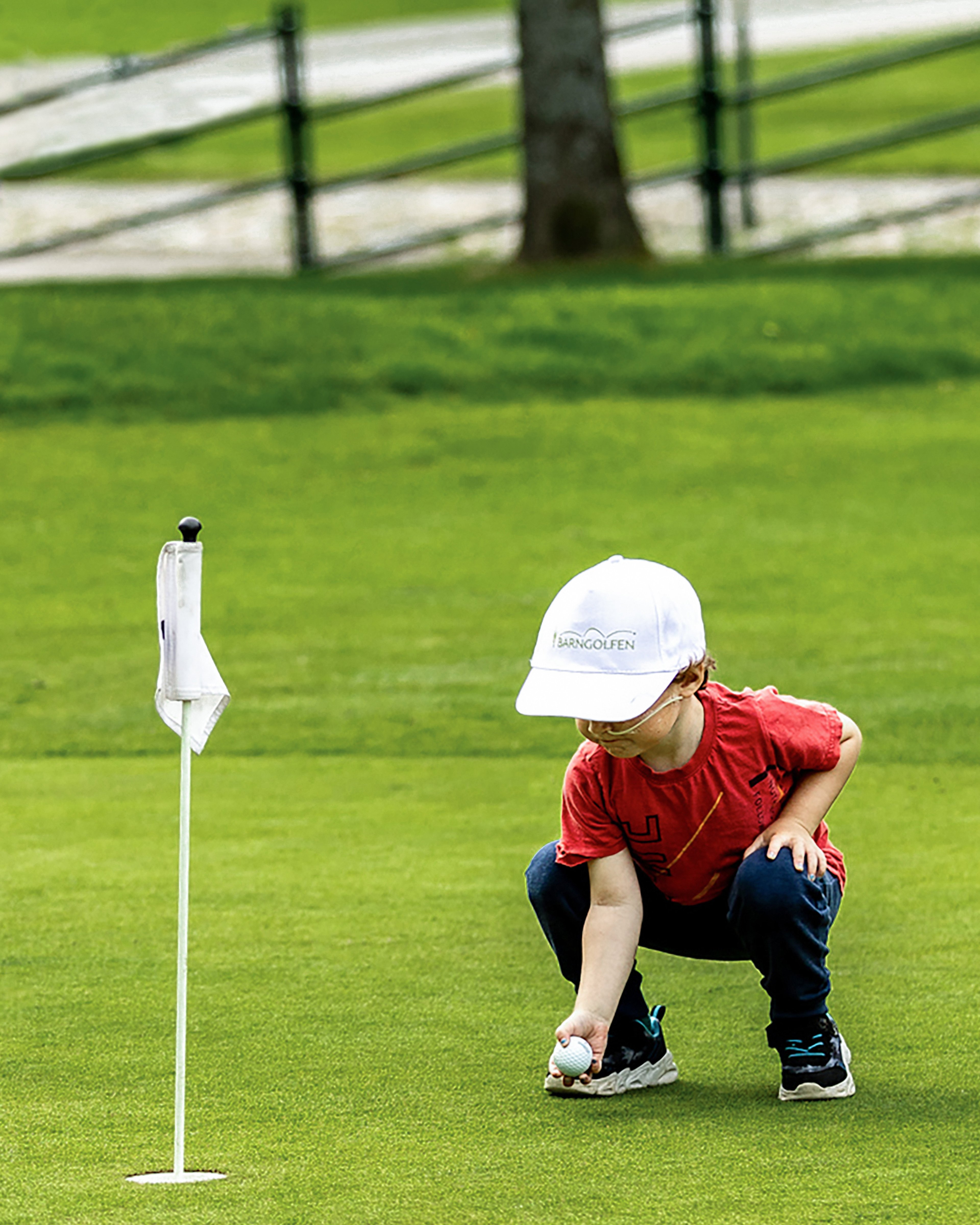 Ett barn på golfbanan