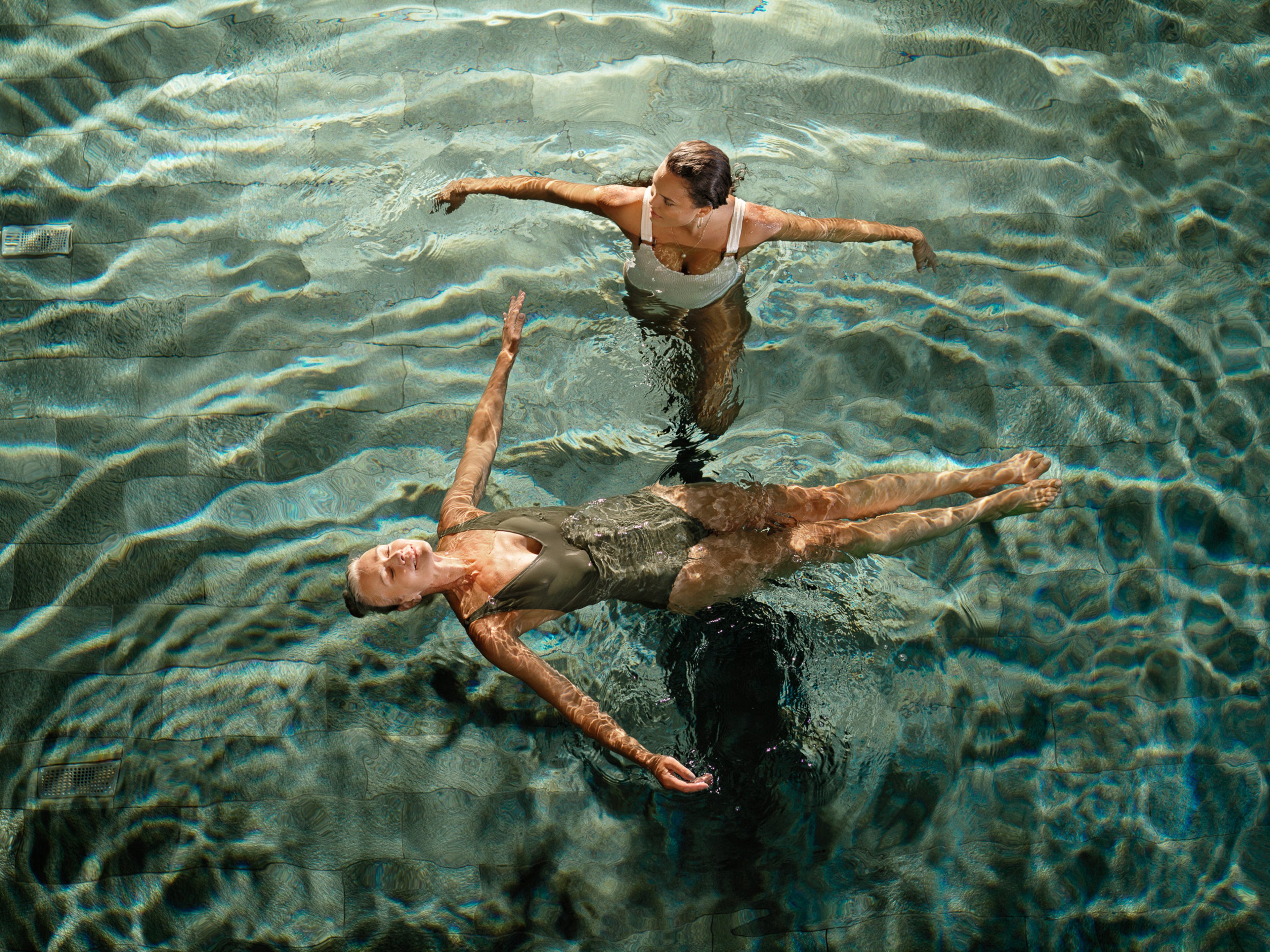 Två kvinnor i vattnet