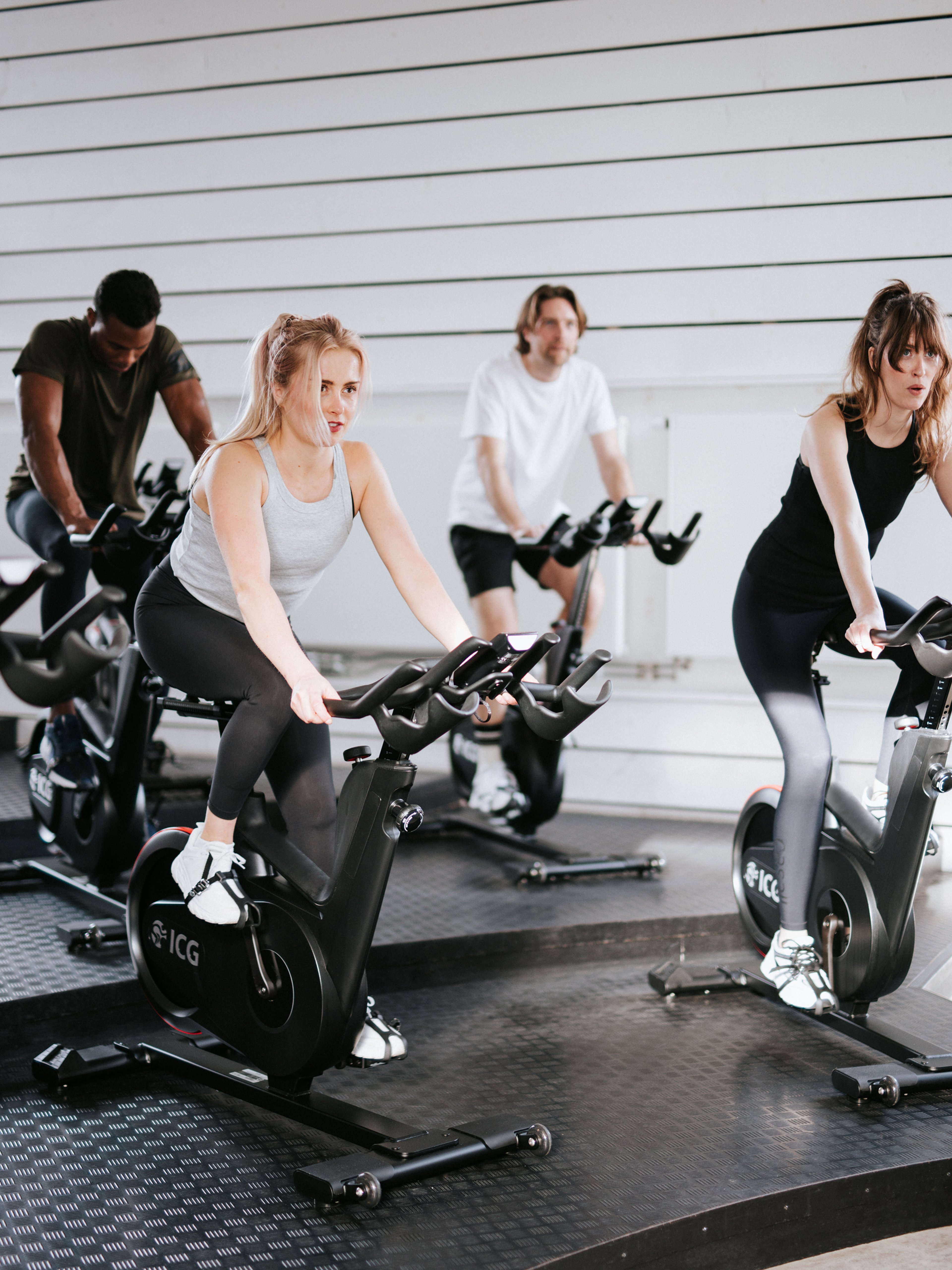 Grupp på spinningcyklar