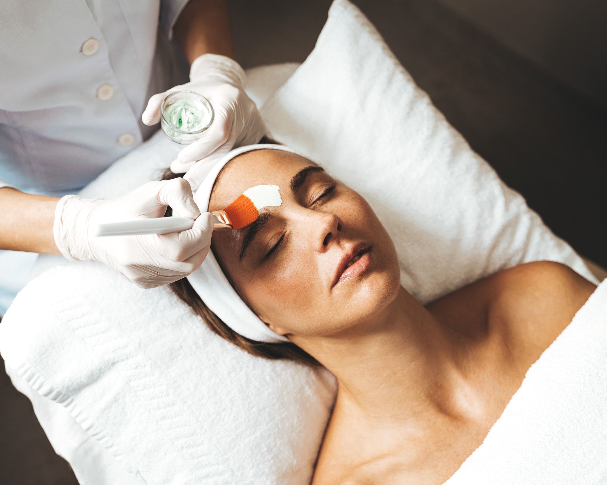 Kvinna får hudbehandling
