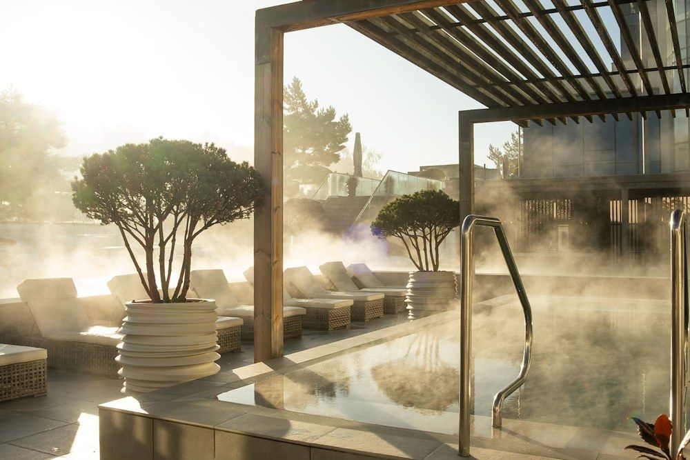 utomhuspool med stämningsfull dimma