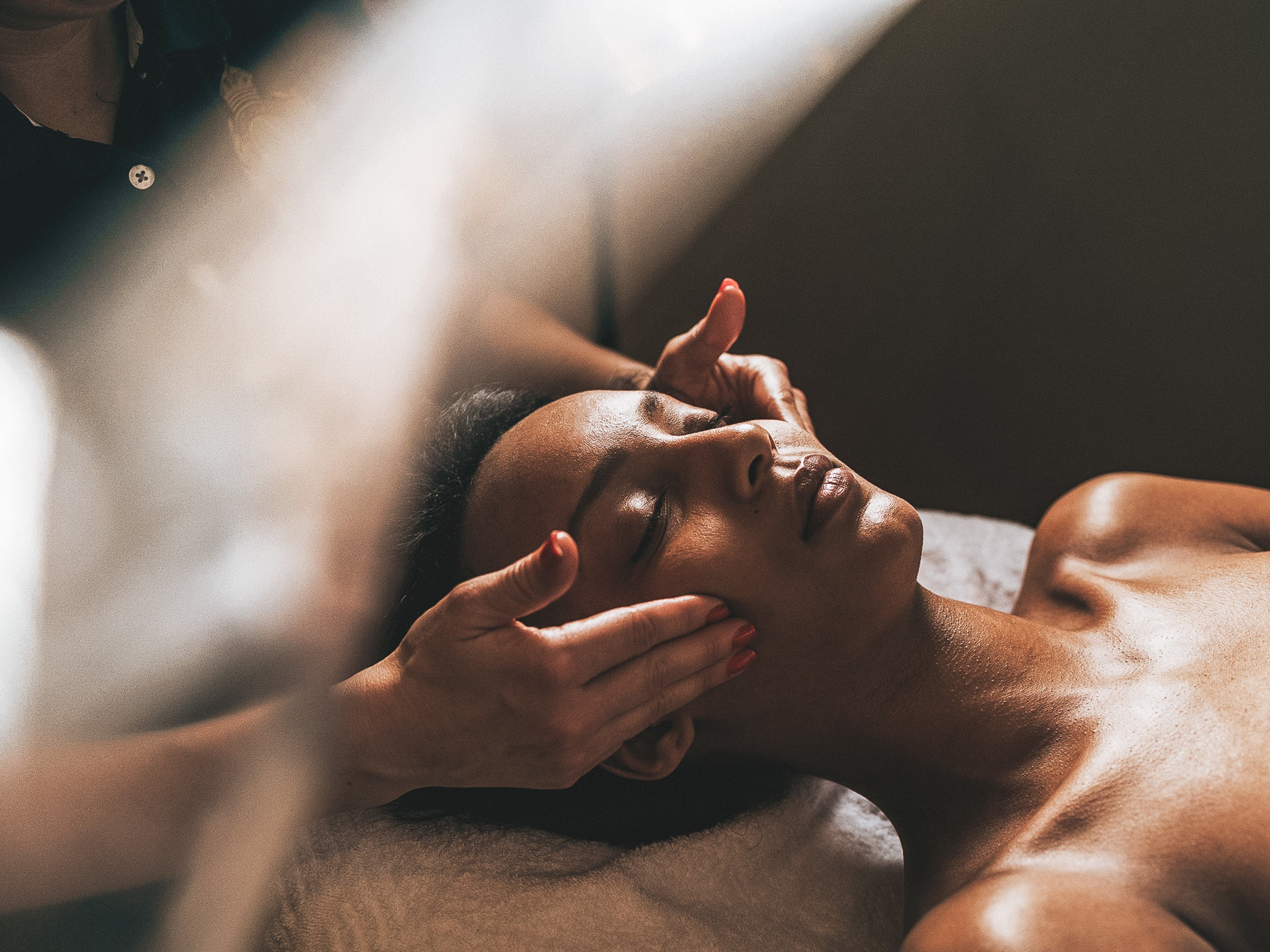 Kvinna som får ansiktsmassage