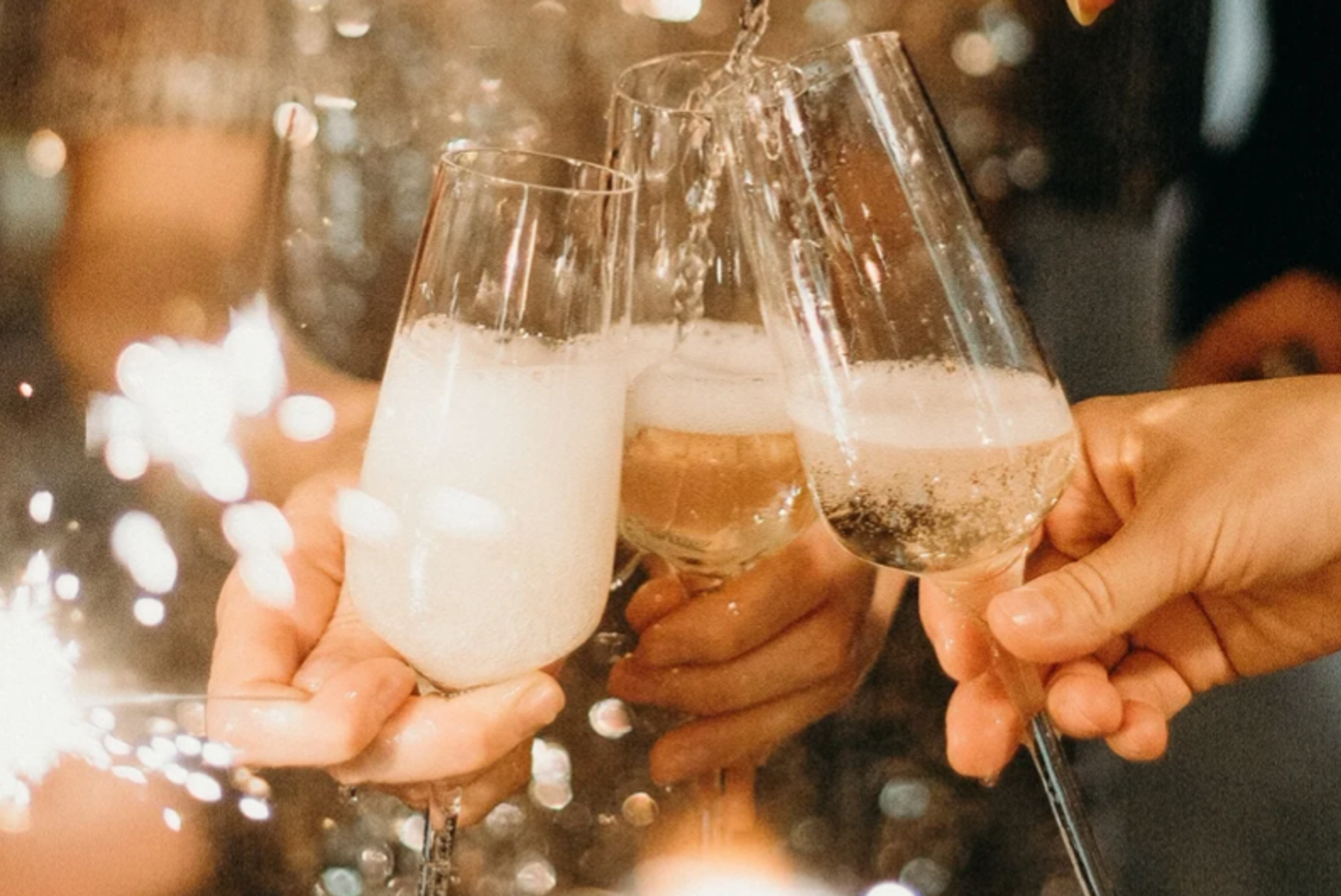 Champagneglas som skålar