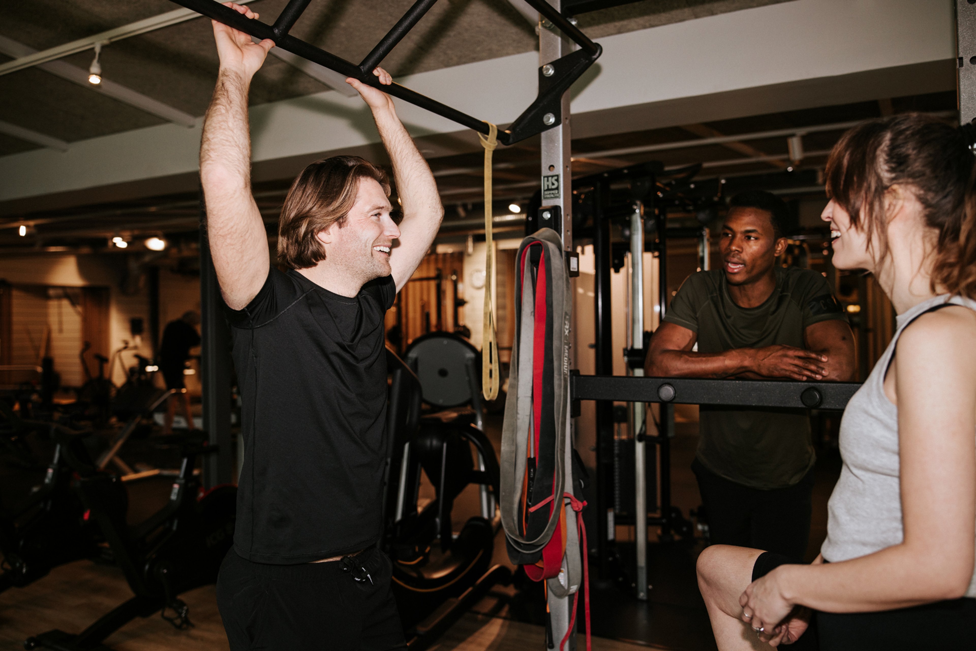 Grupp som pratar på gymmet