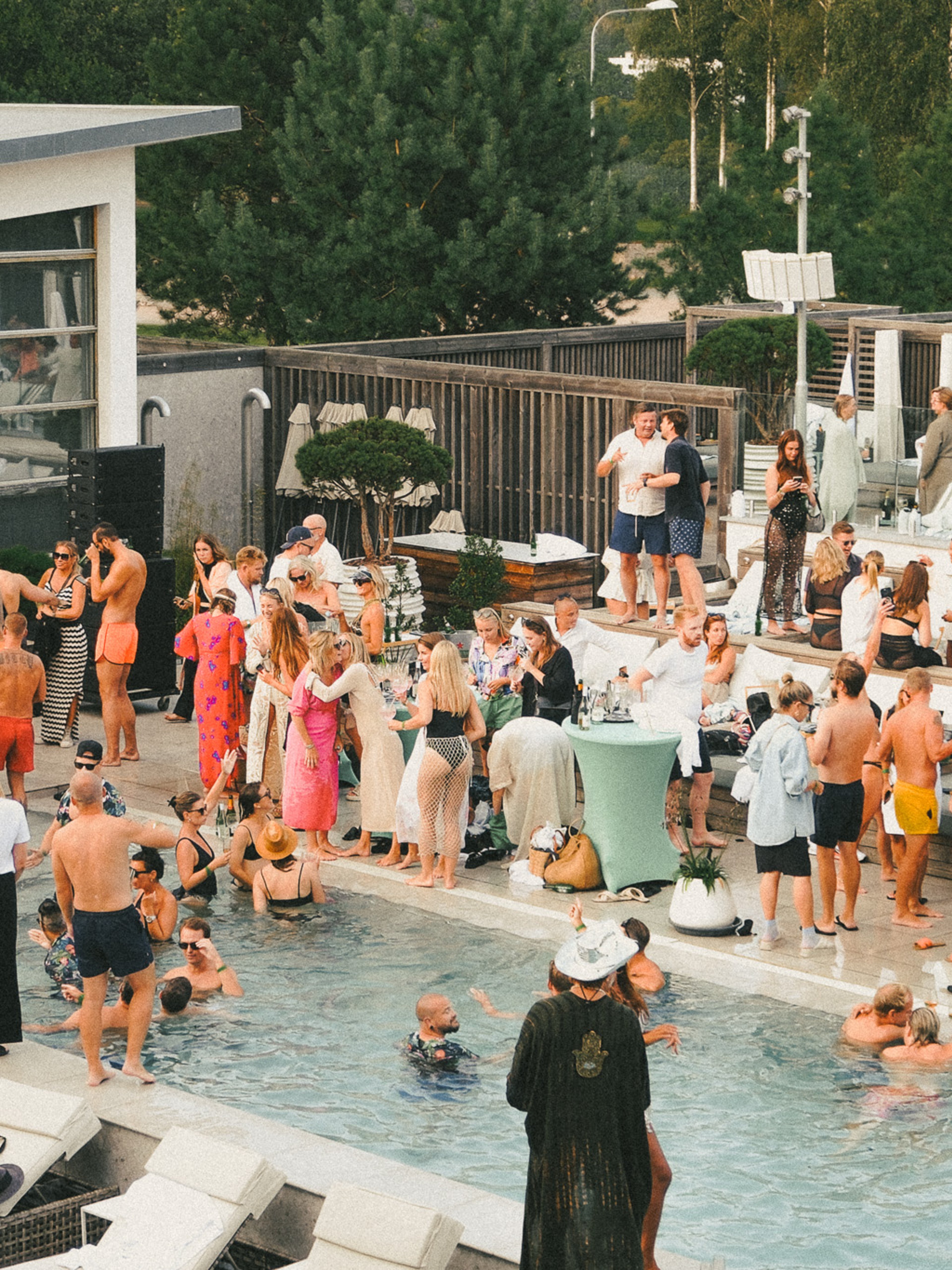 Folk som festar på Pool Club
