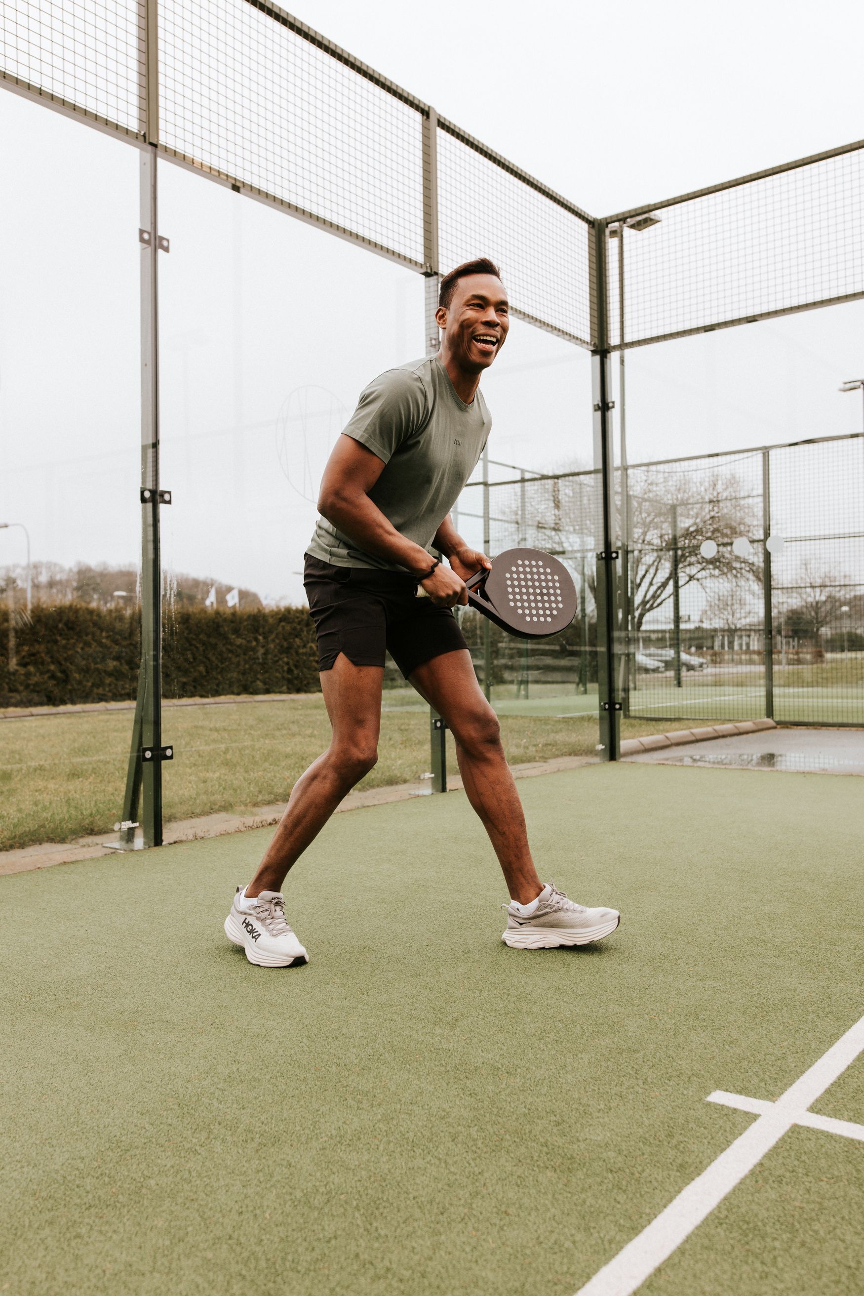 Kille som spelar padel