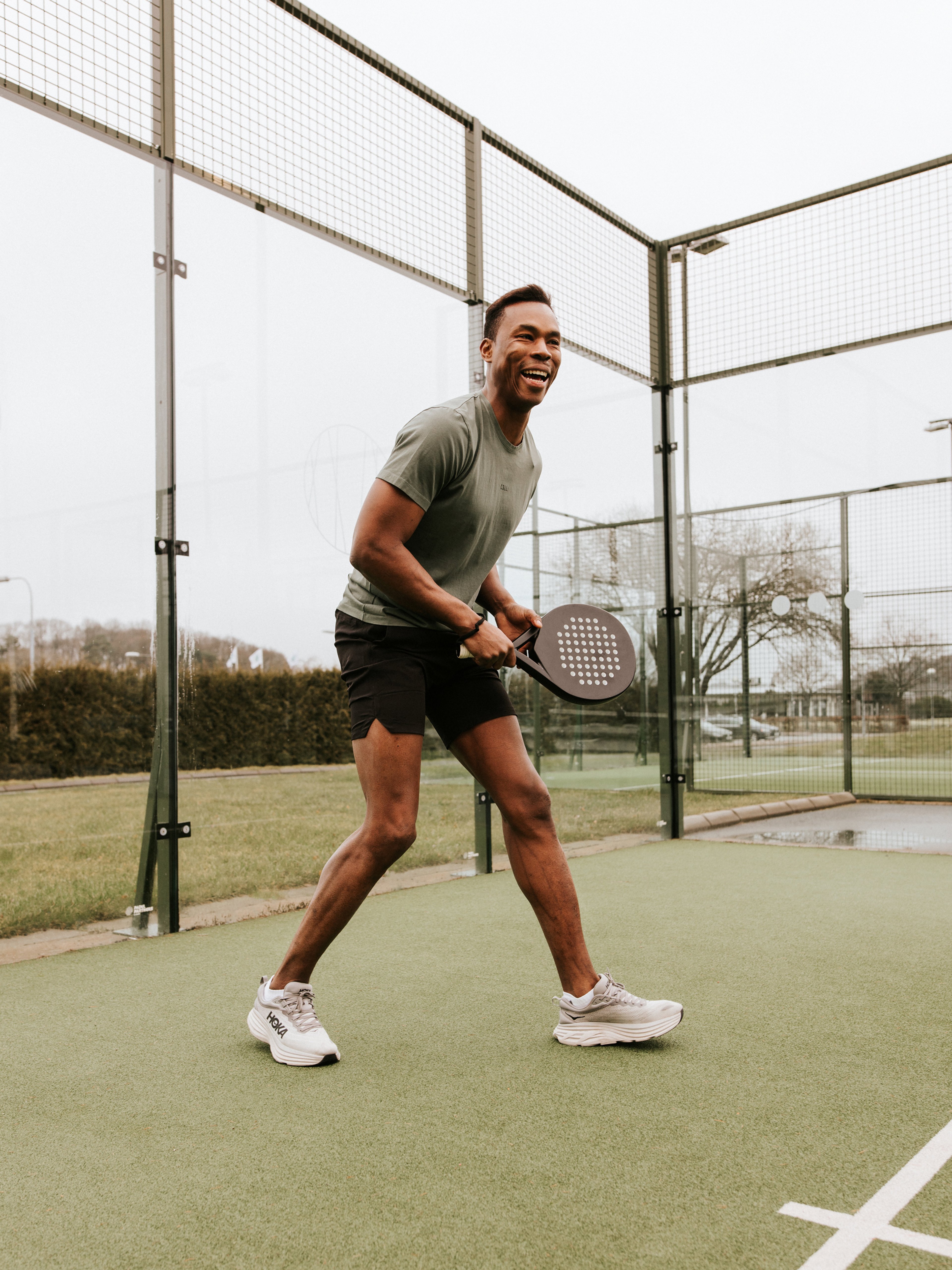 Kille som spelar padel