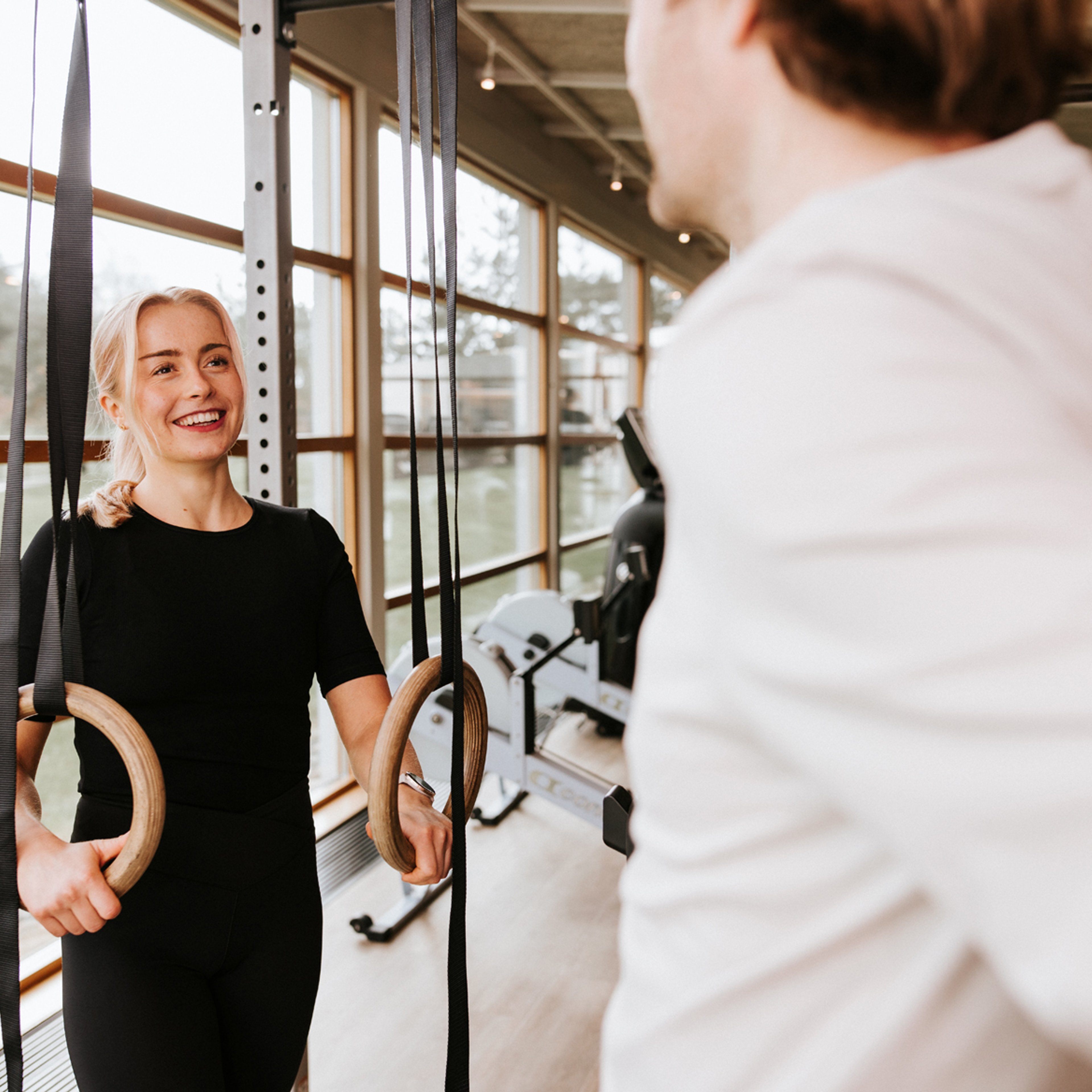 Kvinna som öser vatten över sin axel