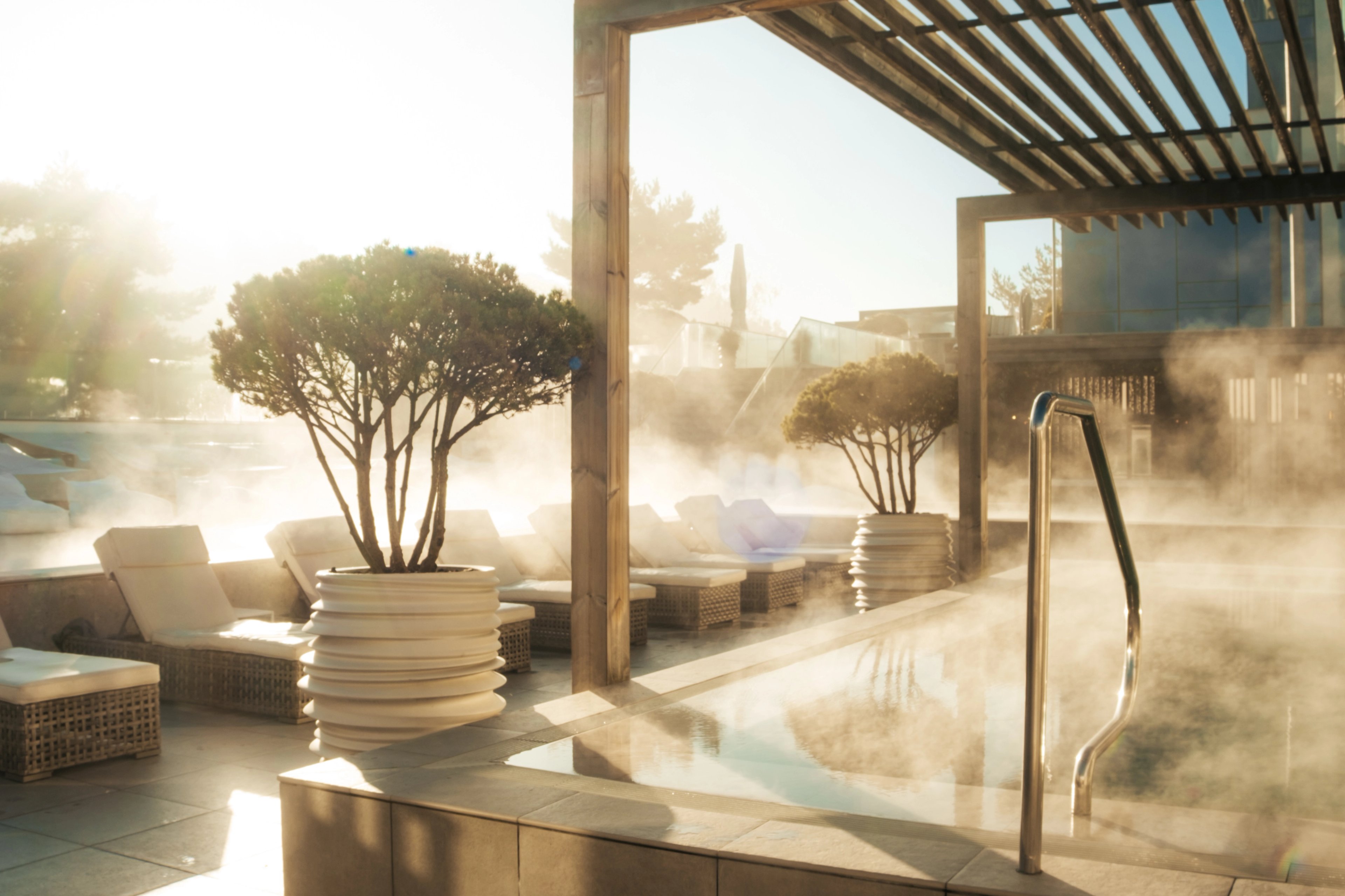 Pool i solsken och dimma