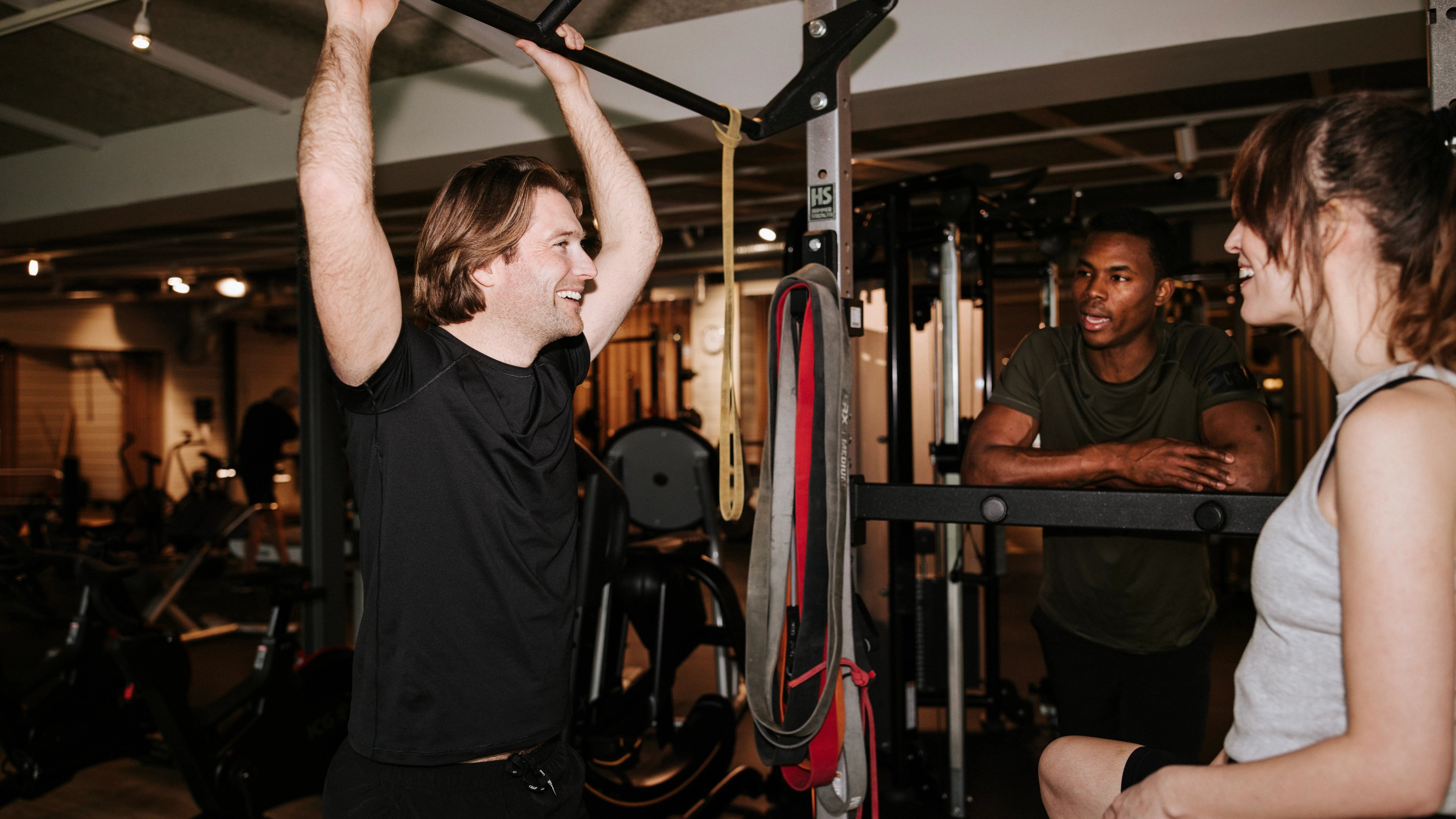 Personer som tränar på ett gym