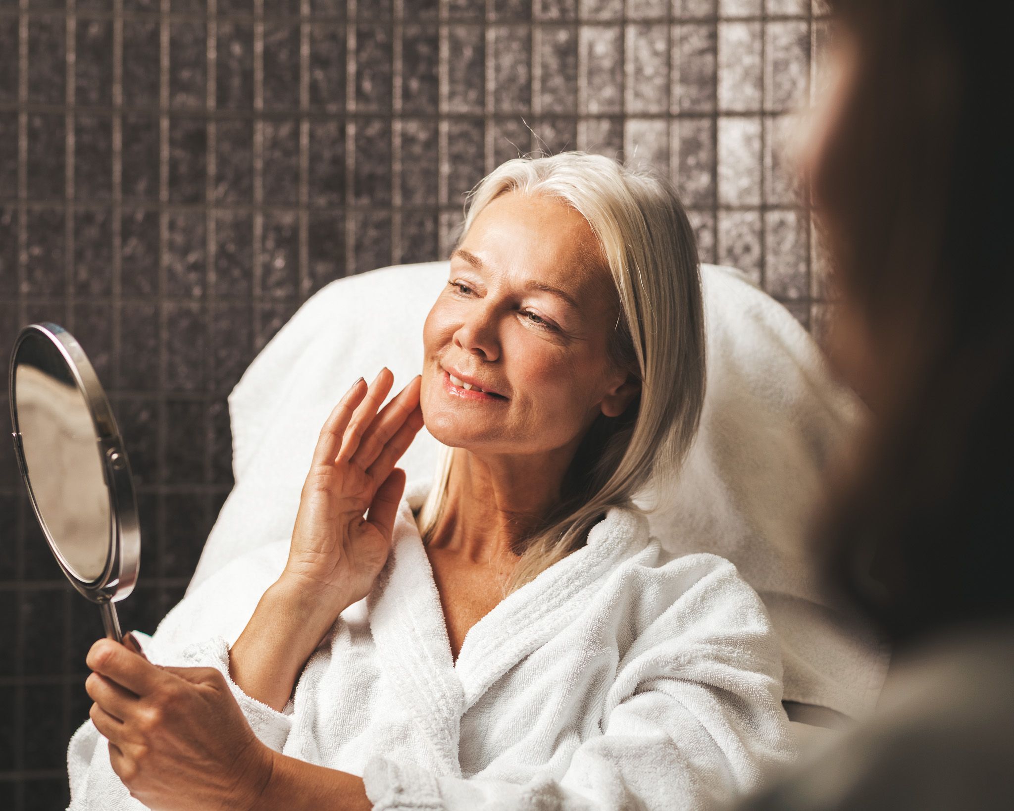 Kvinna tittar sig i spegeln