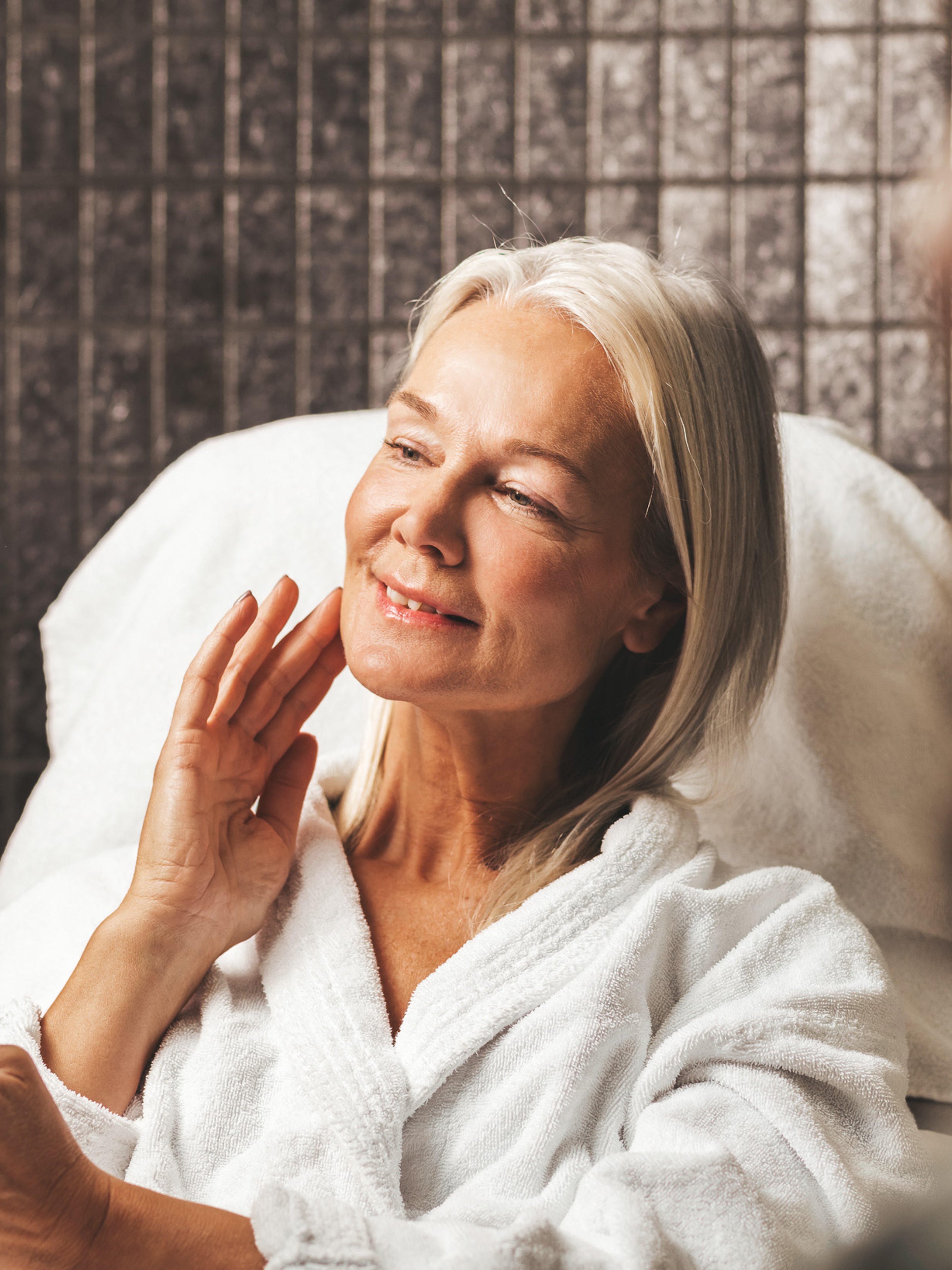 Kvinna tittar sig i spegeln