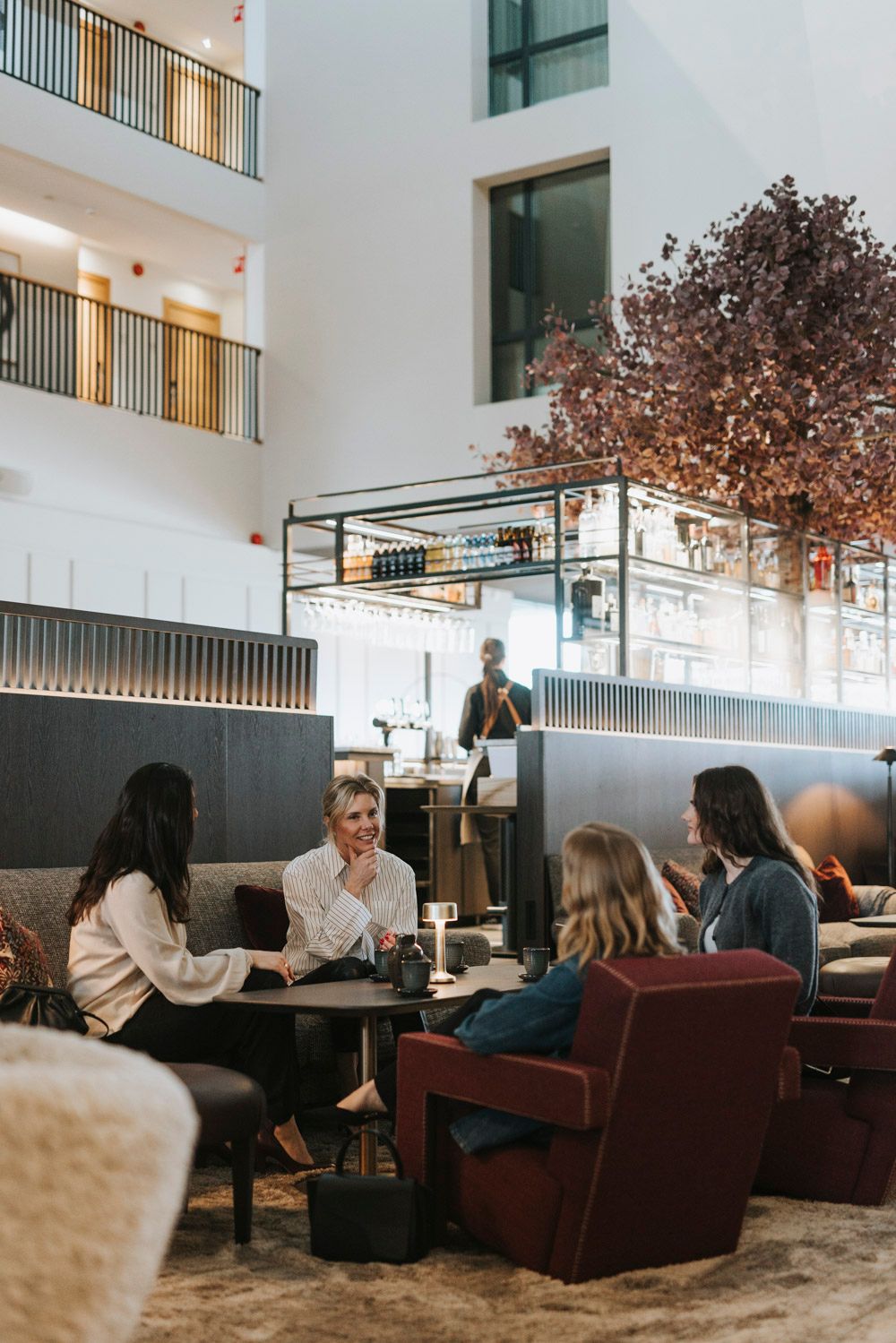 Grupp med tjejer som har konferens