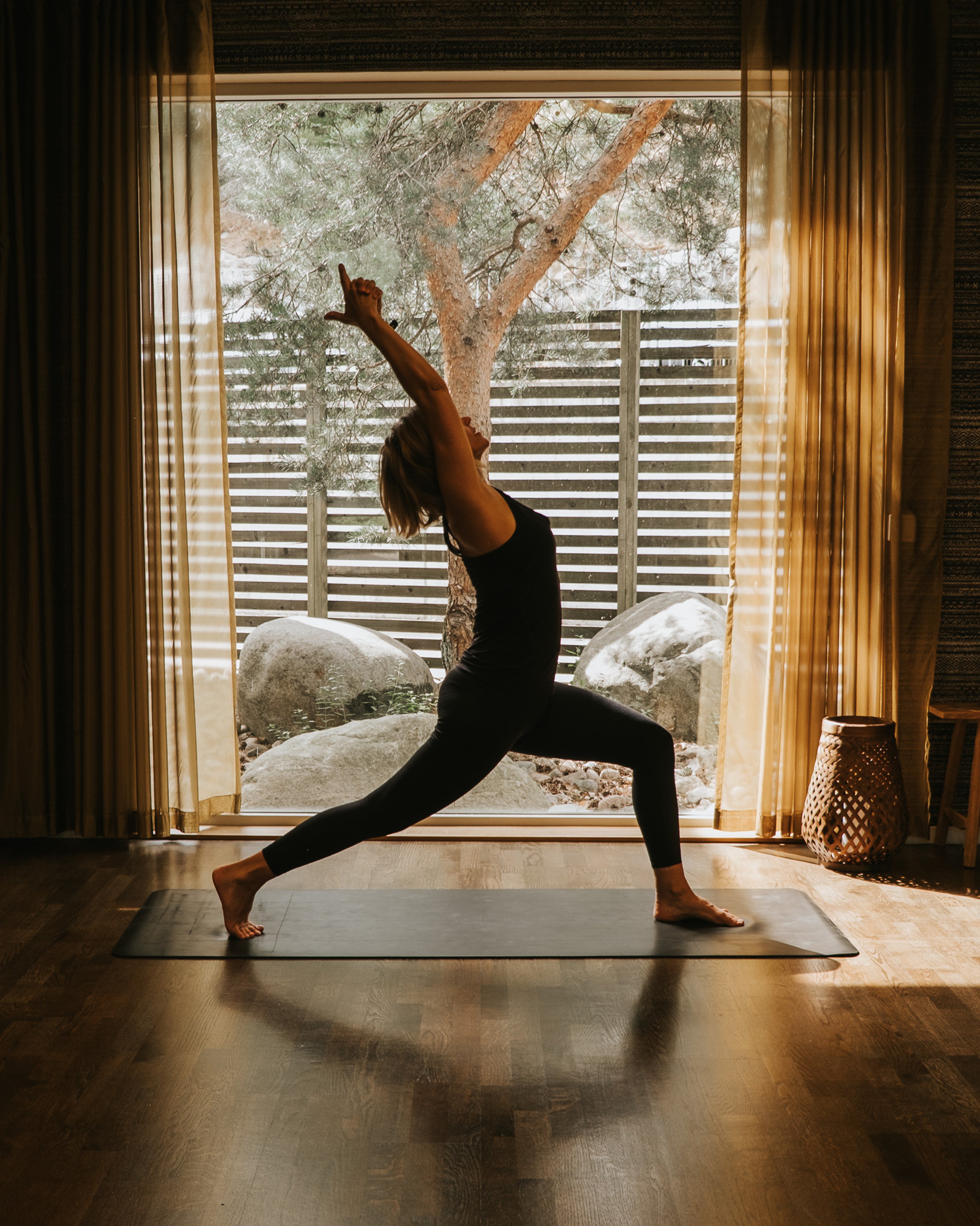 Kvinna som gör yoga