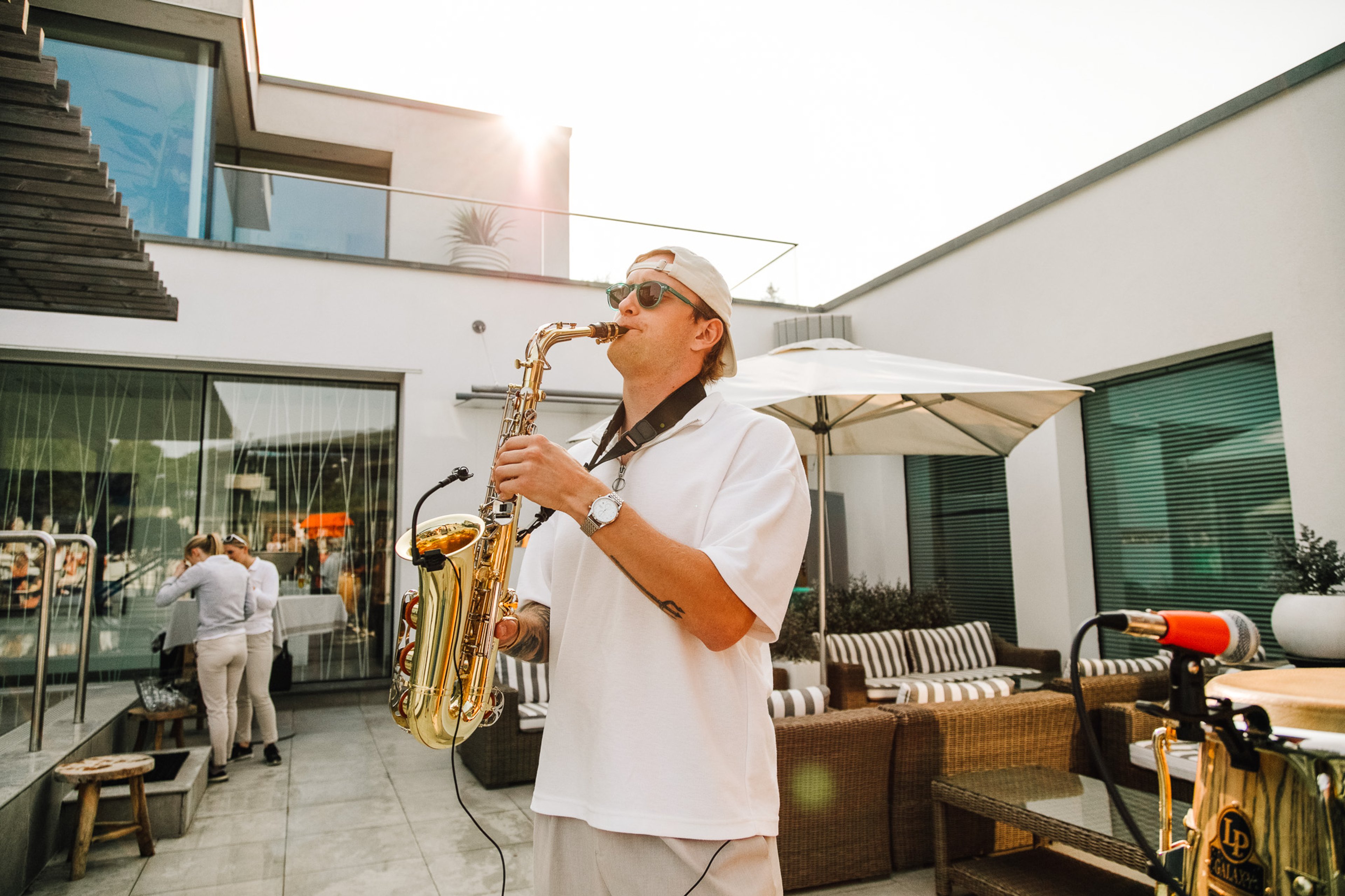 Man som spelar saxofon